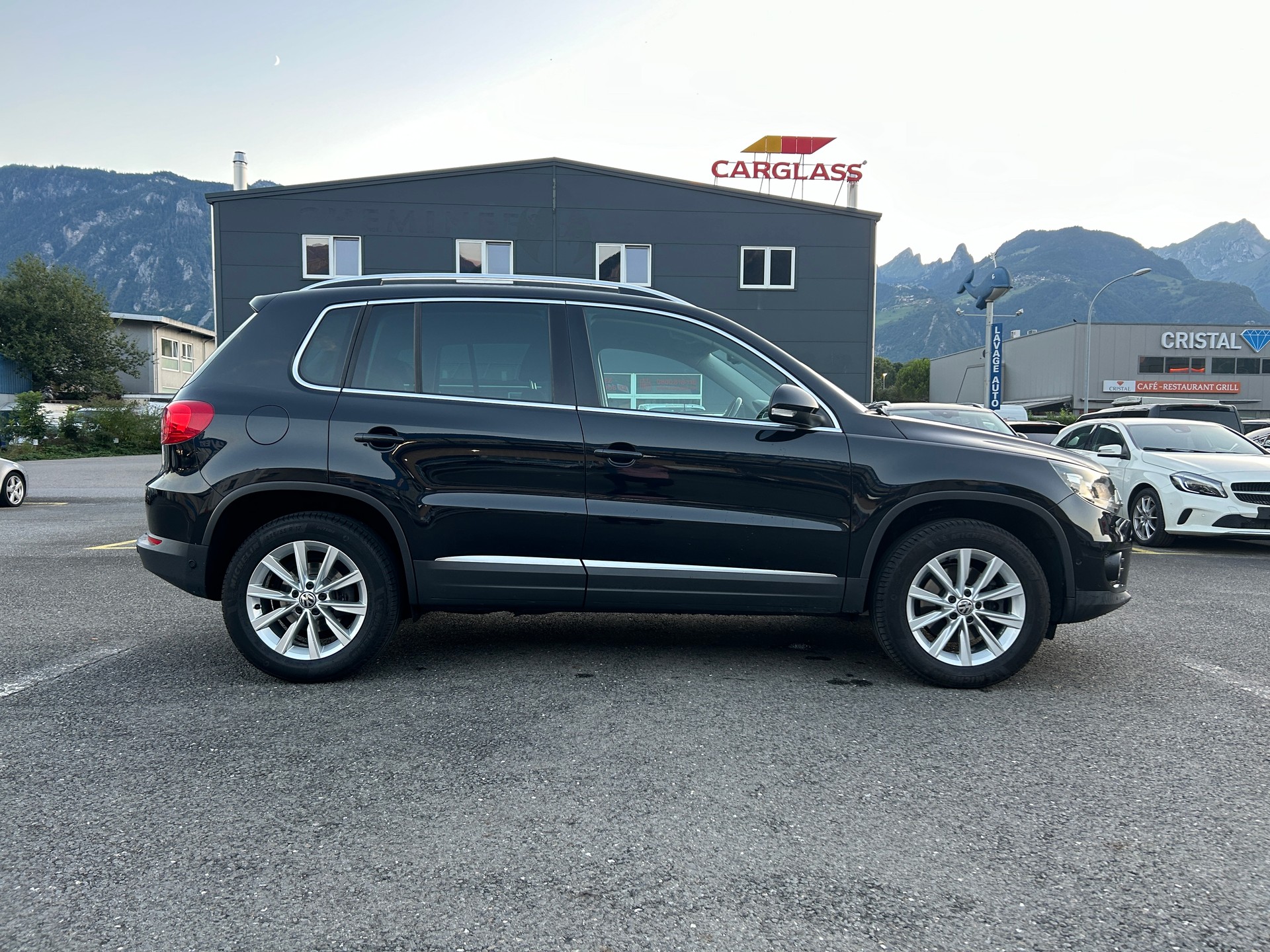 VW Tiguan 2.0 TDI BlueMotion Sport&Style 4Motion-image-3