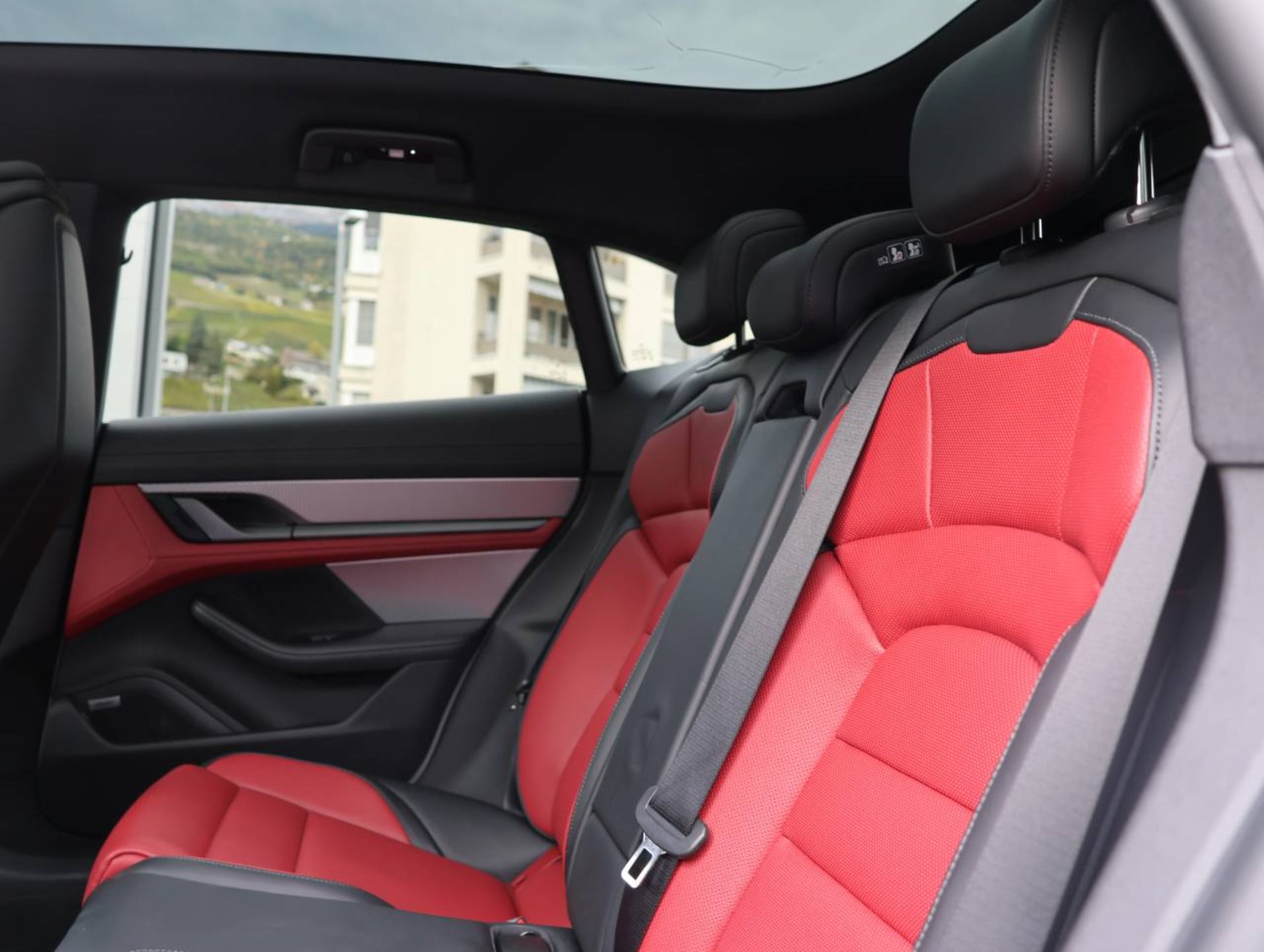 PORSCHE Taycan 4 Cross Turismo-image-16