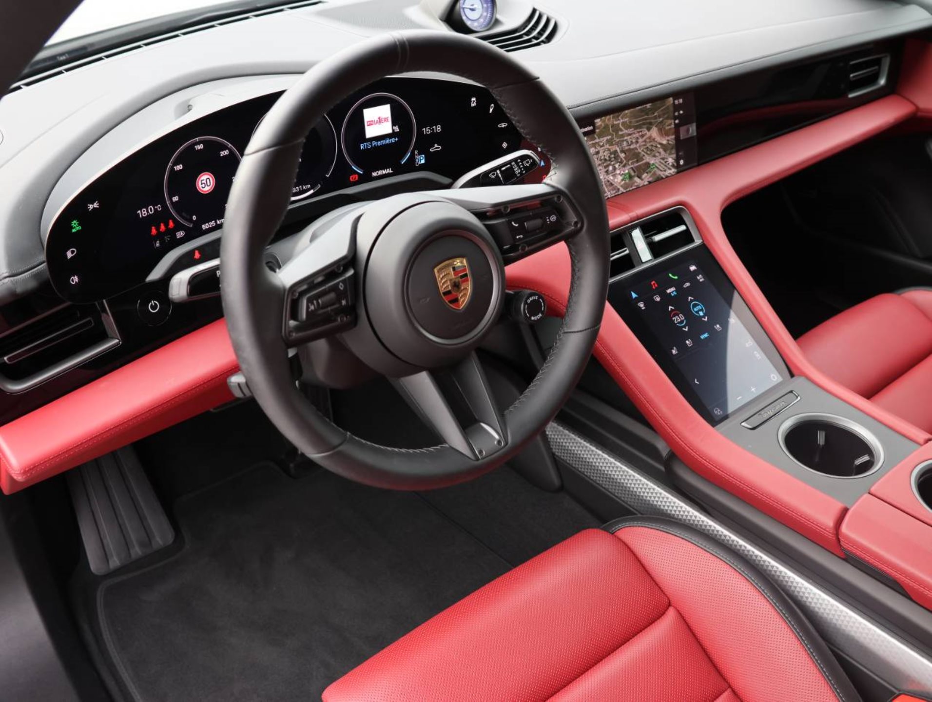 PORSCHE Taycan 4 Cross Turismo-image-9