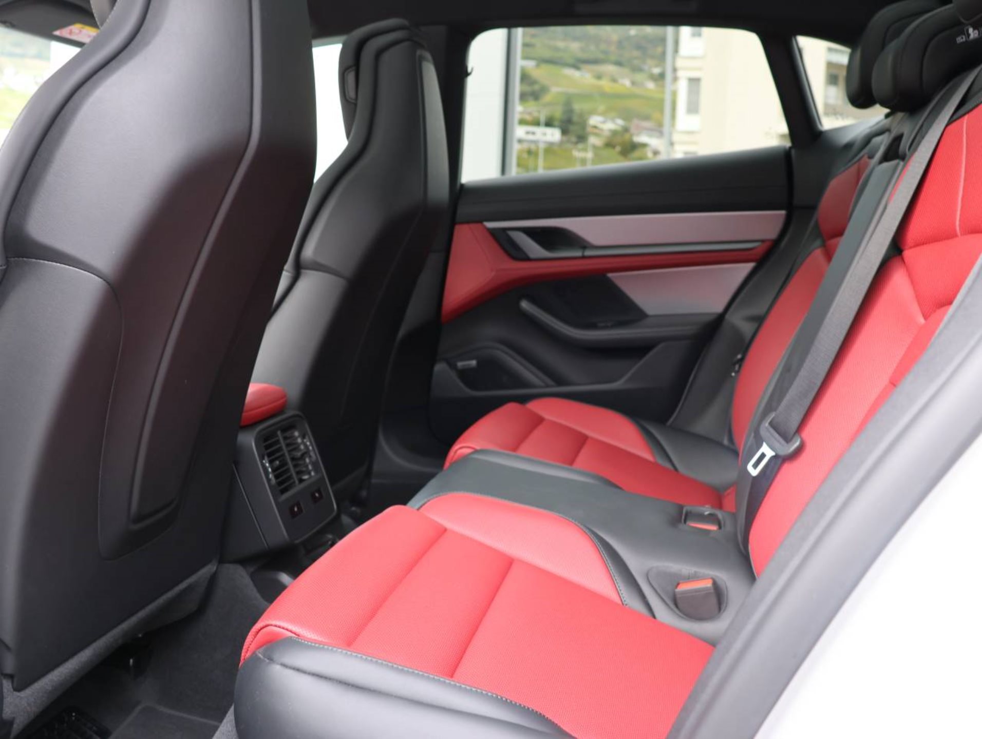 PORSCHE Taycan 4 Cross Turismo-image-15