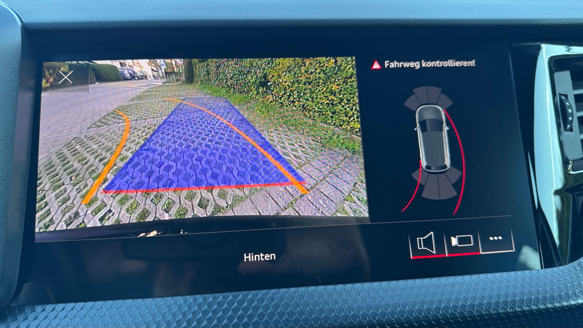 AUDI A1 Sportback 30 TFSI Attraction S-tronic-image-2