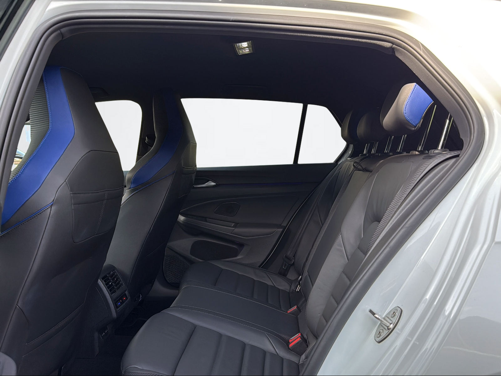 VW Golf VIII 2.0 TSI R DSG 4motion-image-7