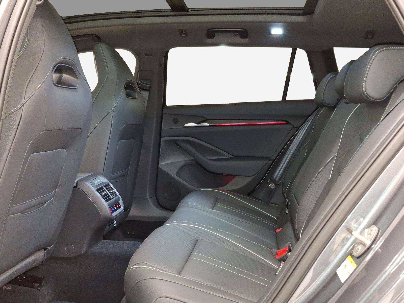SKODA Superb Combi 2.0 TSI Sportline 4x4 DSG-image-11