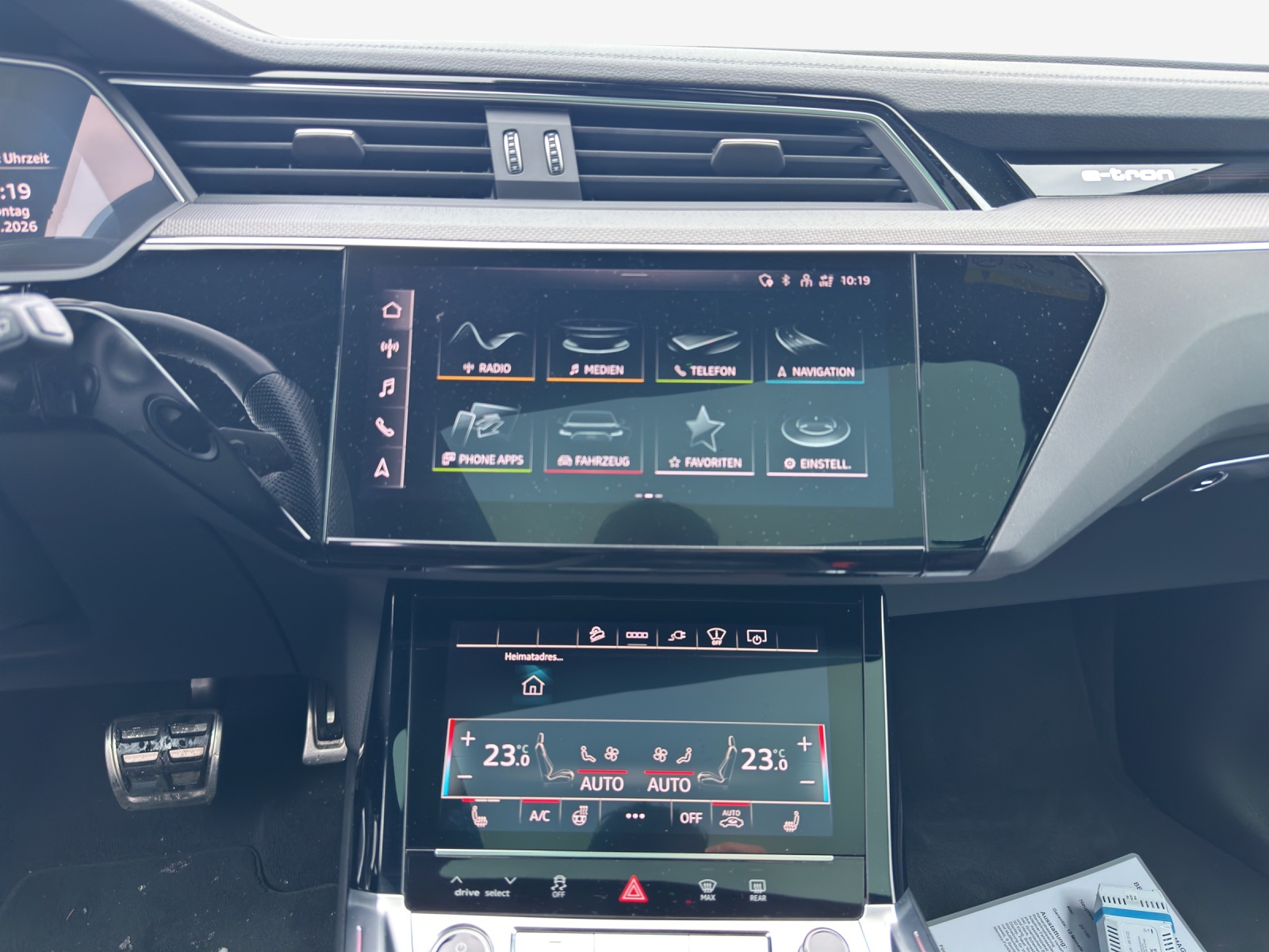 AUDI Q8 50 e-tron Black Edition quattro-image-12