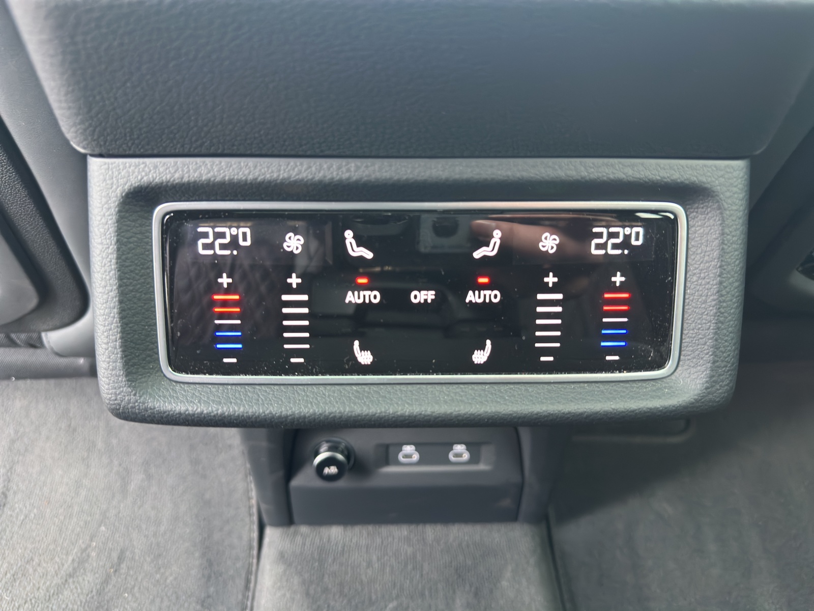 AUDI Q8 50 e-tron Black Edition quattro-image-13