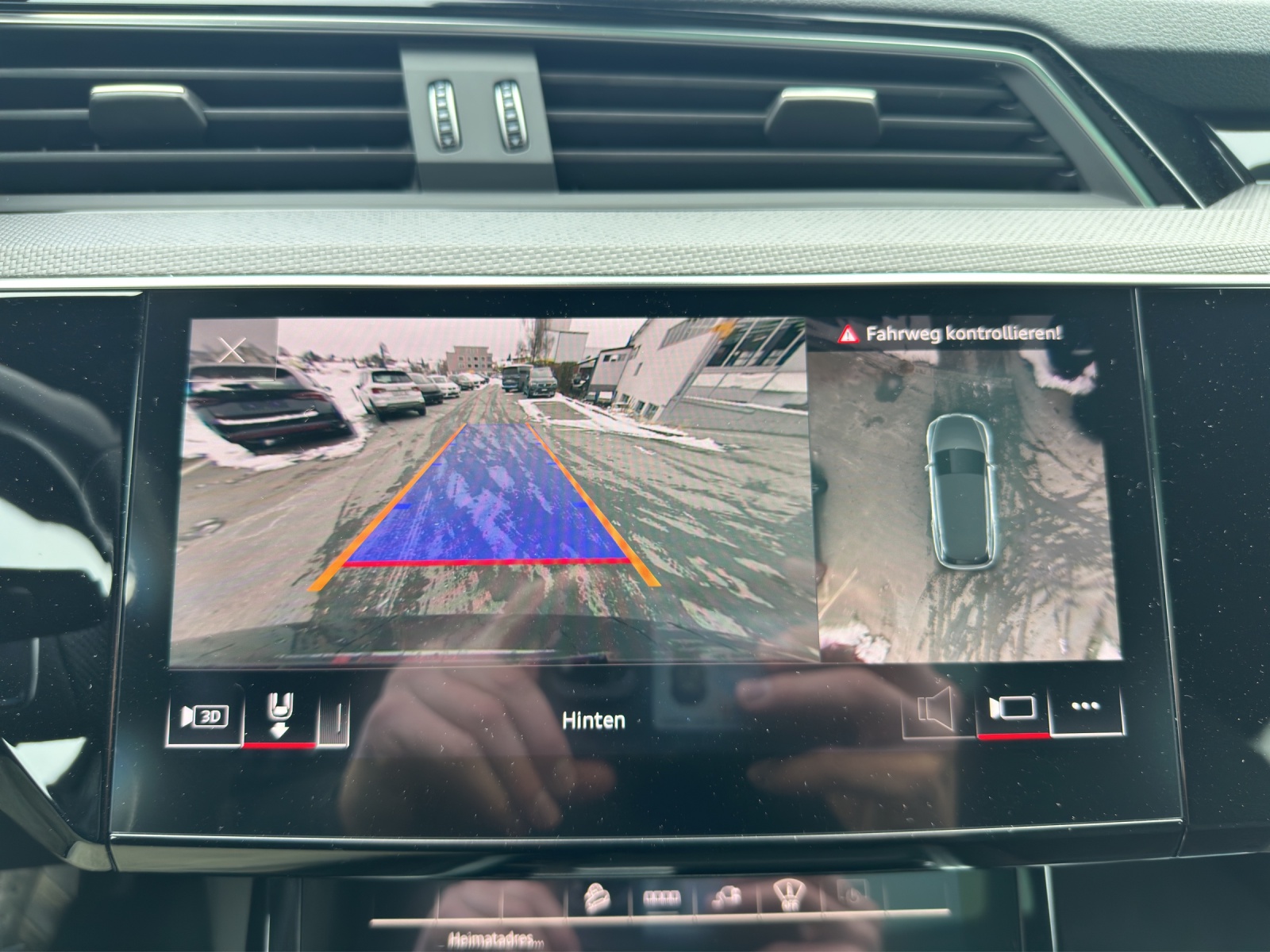 AUDI Q8 50 e-tron Black Edition quattro-image-16