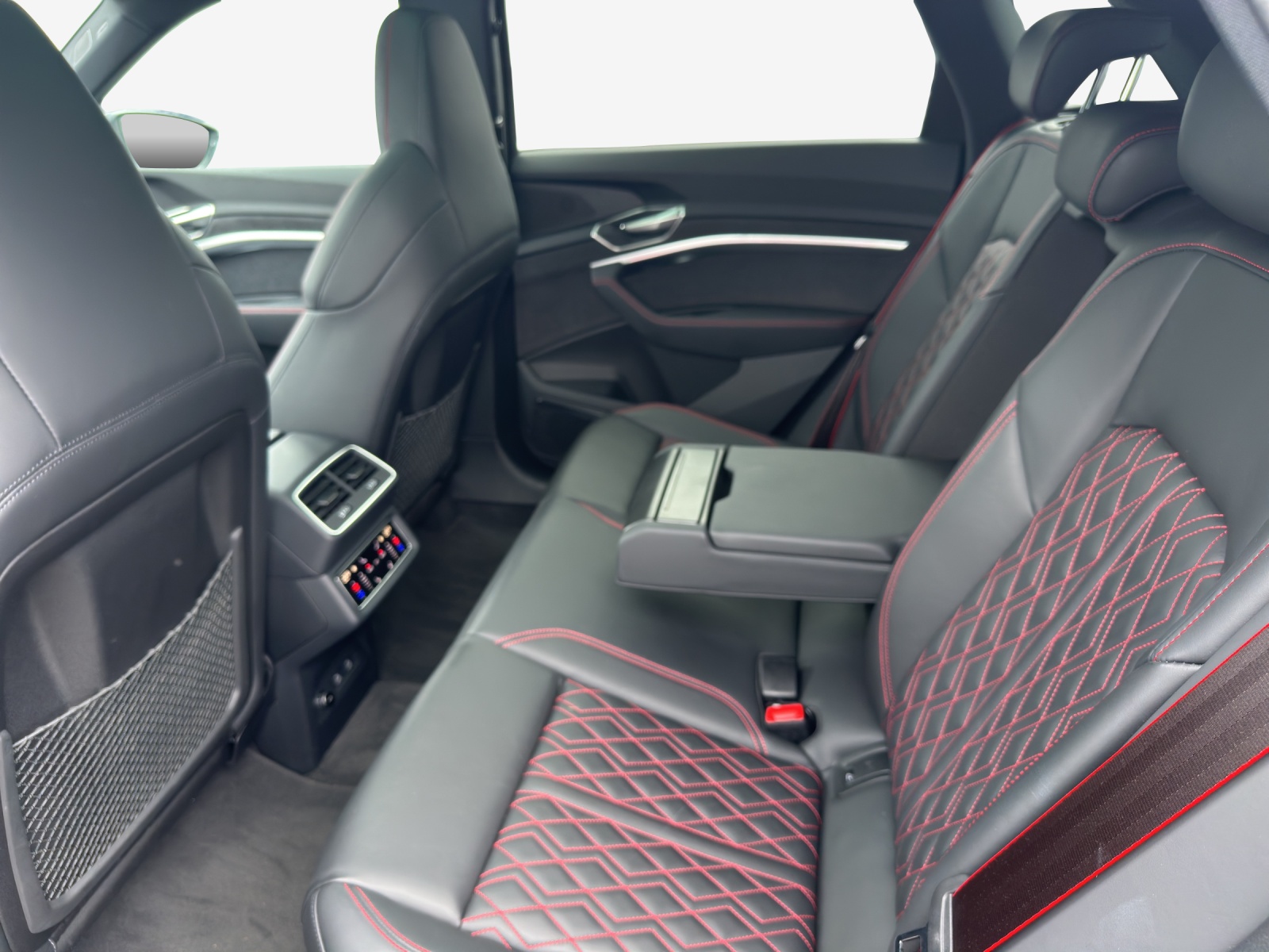 AUDI Q8 50 e-tron Black Edition quattro-image-10