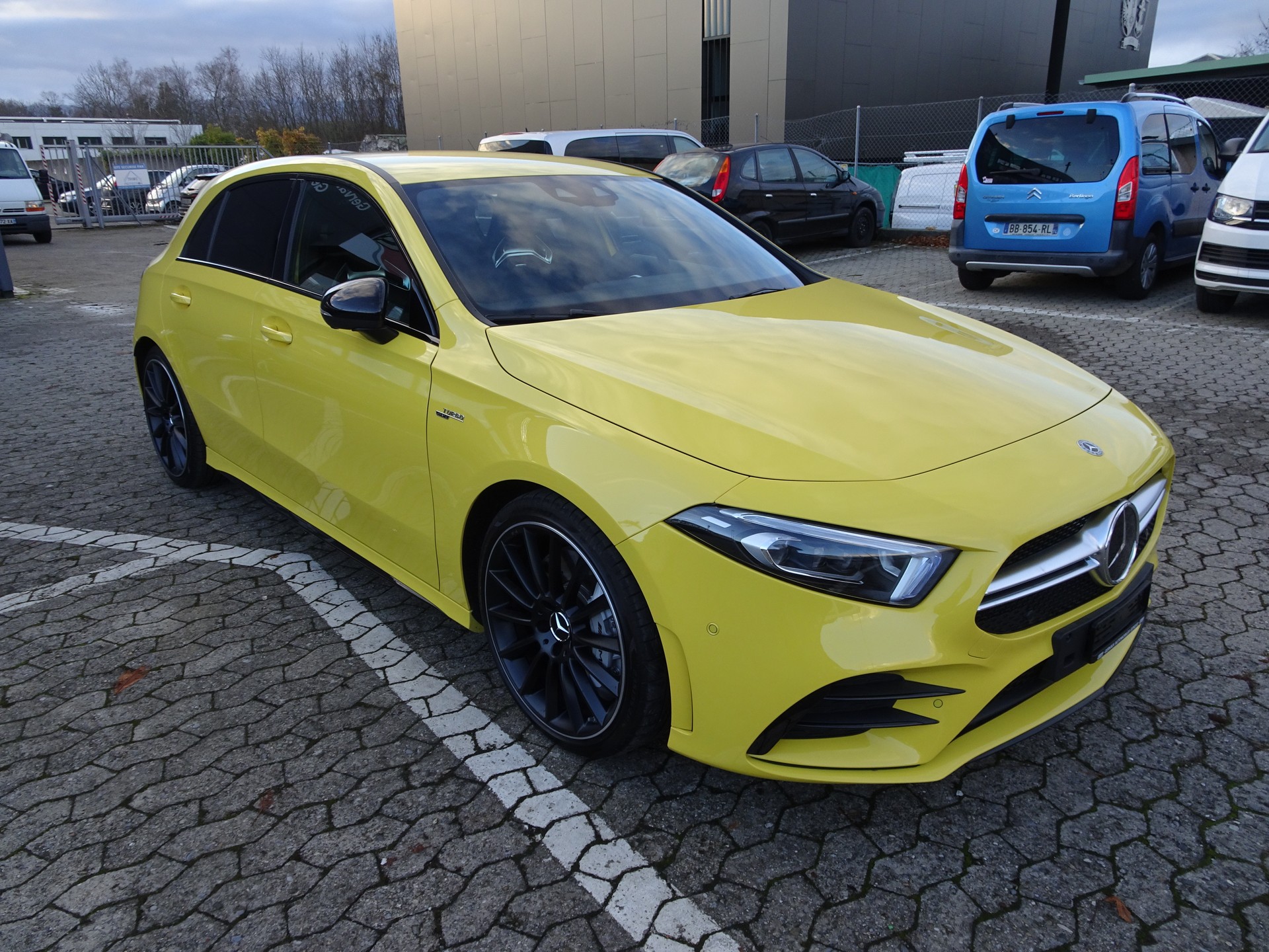 MERCEDES-BENZ A 35 AMG 4Matic Speedshift-image-5