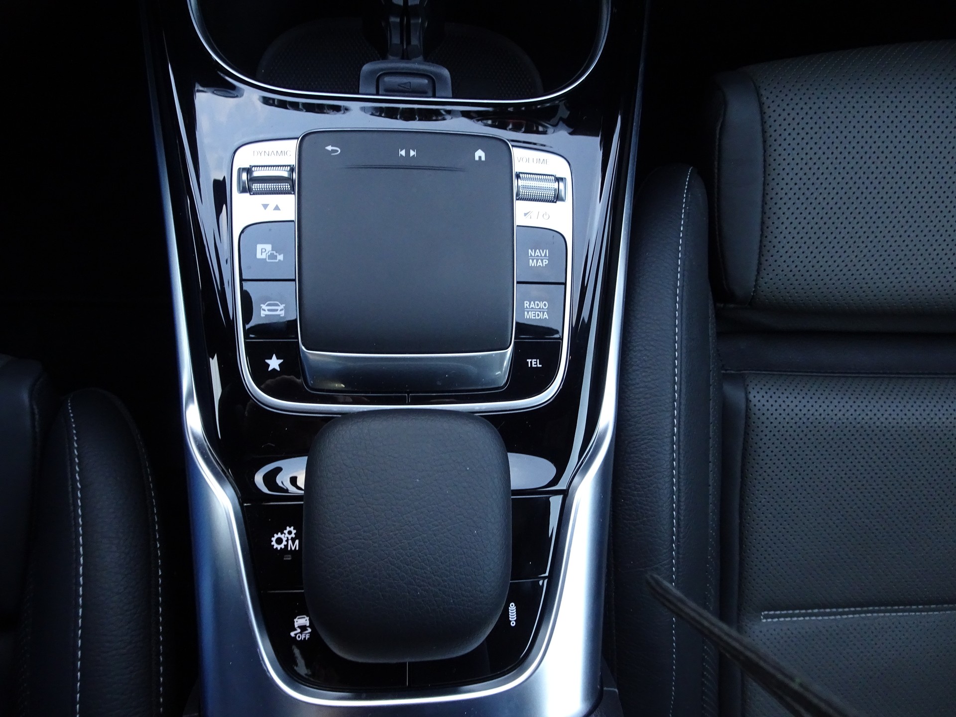 MERCEDES-BENZ A 35 AMG 4Matic Speedshift-image-12