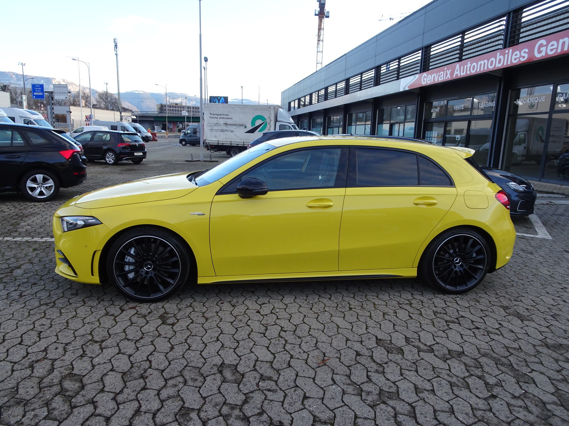 MERCEDES-BENZ A 35 AMG 4Matic Speedshift-showroom-element-1