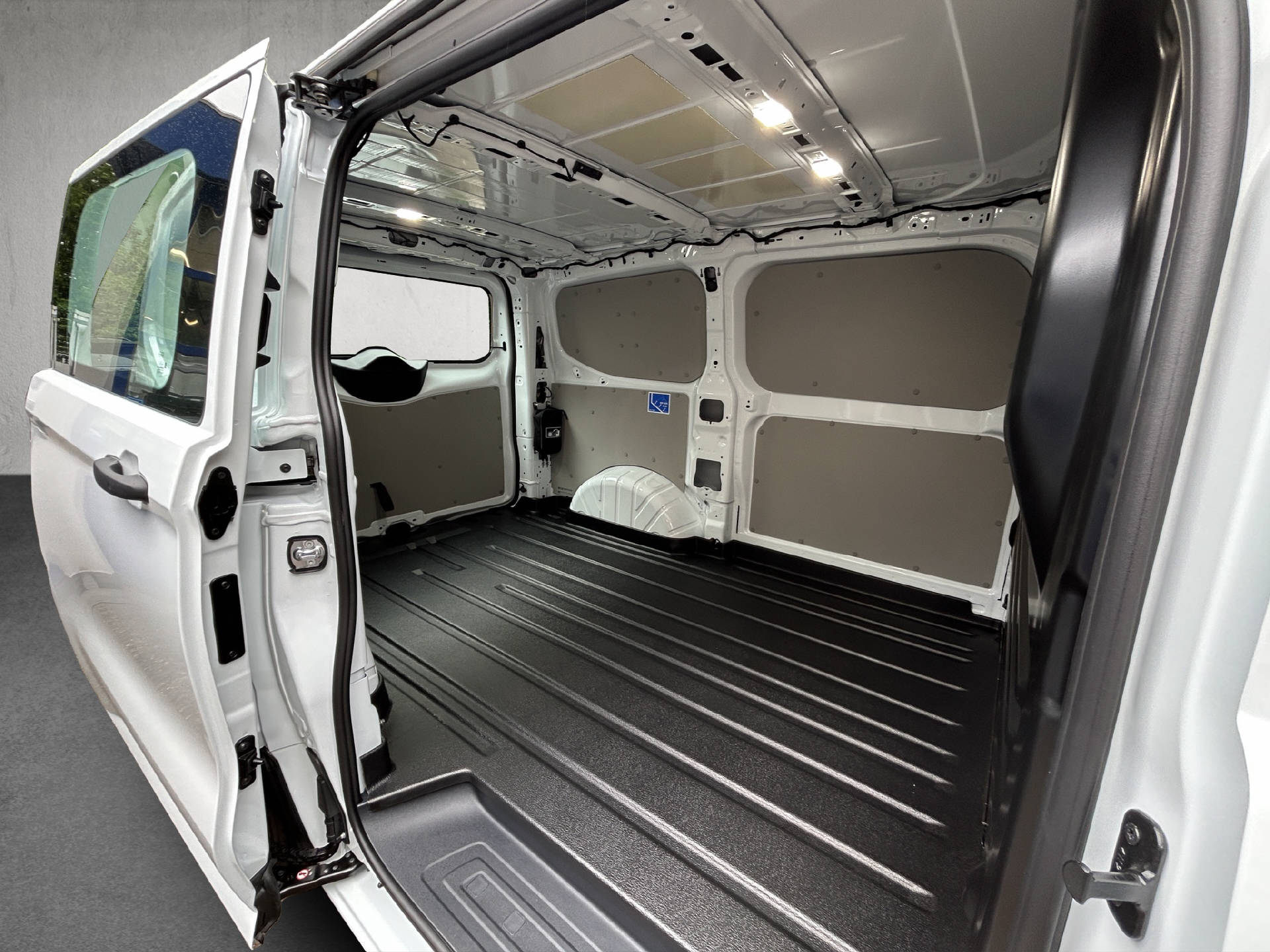 FORD E-Transit C Van 320 L1 Trend-image-13