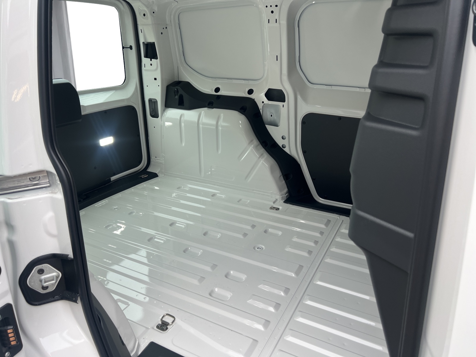 VW Caddy Cargo 2.0TDI 4Motion-image-10