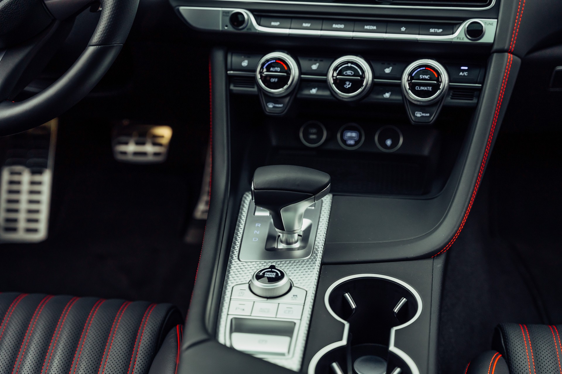 GENESIS G70 2.2 CRDI Sport AT8 AWD-image-18
