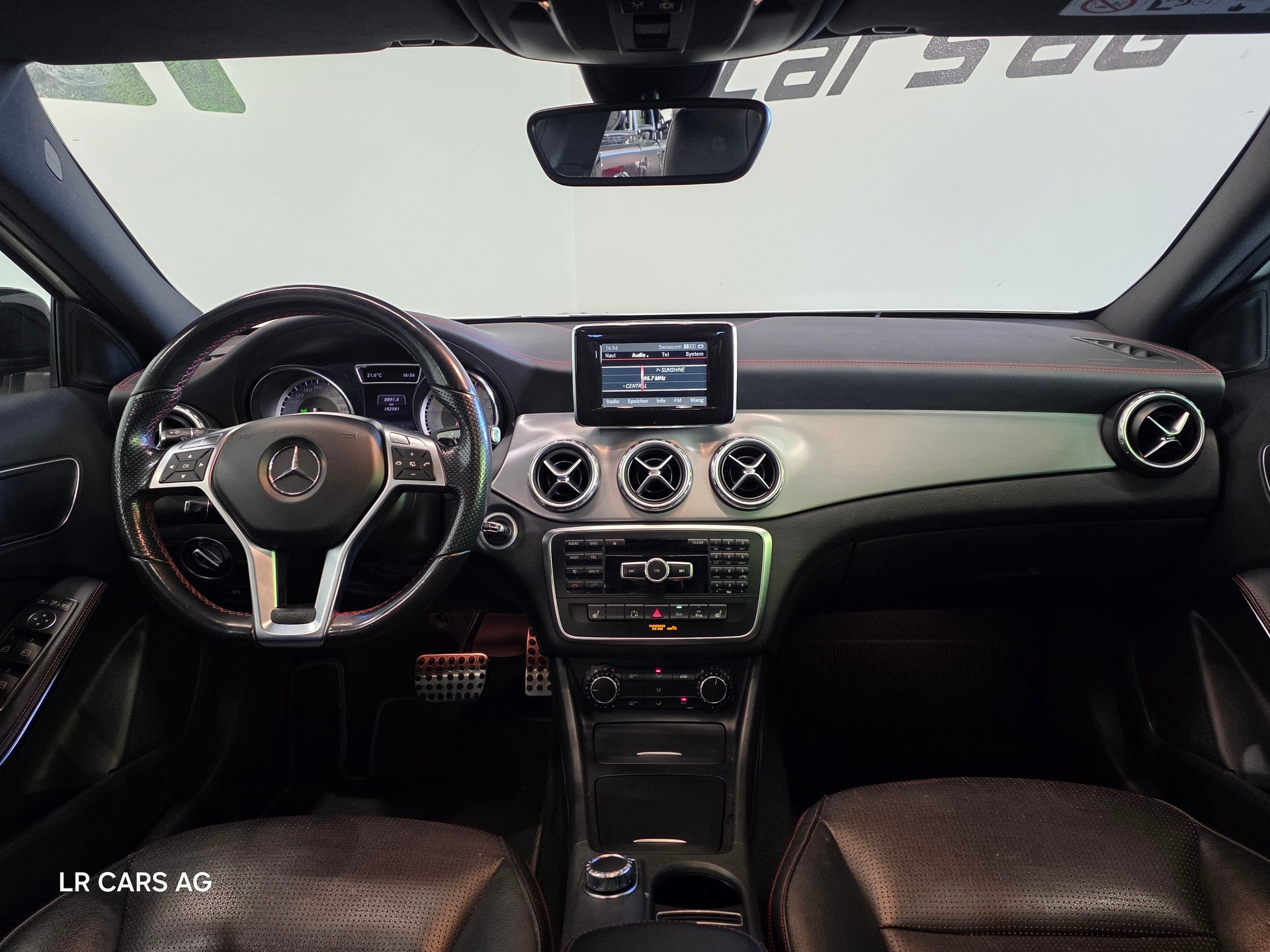 MERCEDES-BENZ GLA 250 AMG Line 7G-DCT-image-4