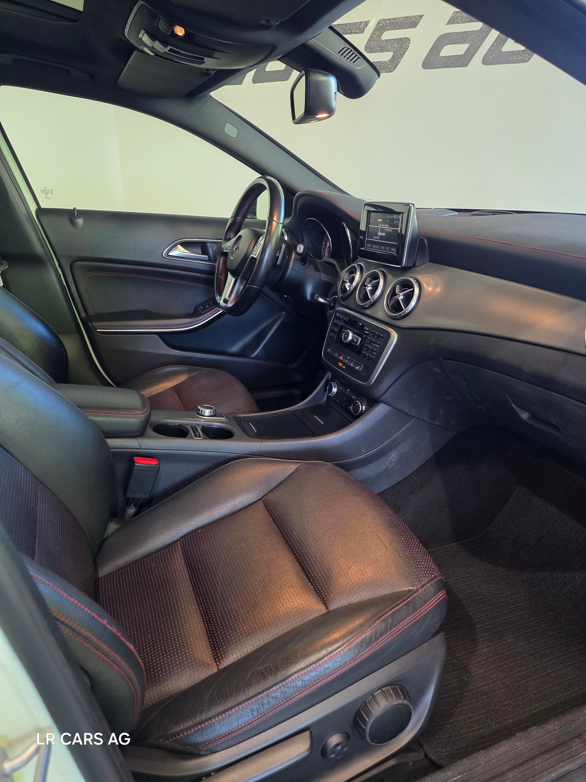 MERCEDES-BENZ GLA 250 AMG Line 7G-DCT-image-9