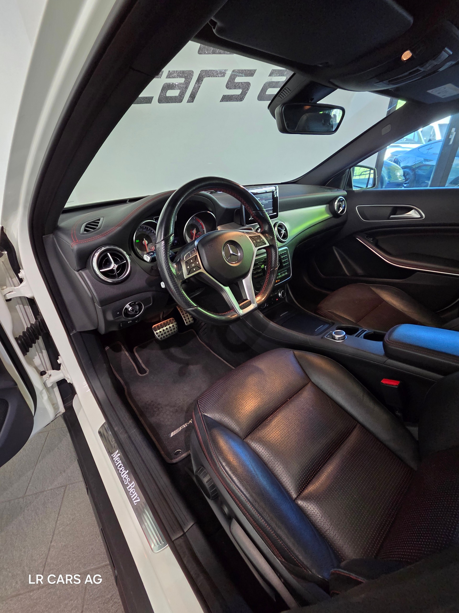 MERCEDES-BENZ GLA 250 AMG Line 7G-DCT-image-5