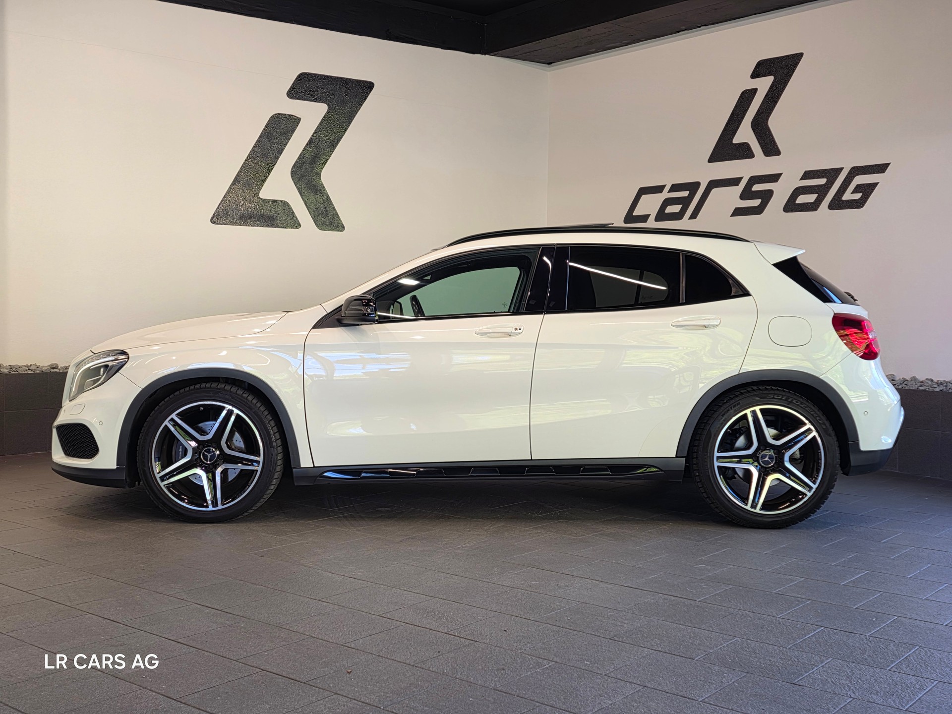 MERCEDES-BENZ GLA 250 AMG Line 7G-DCT-image-1