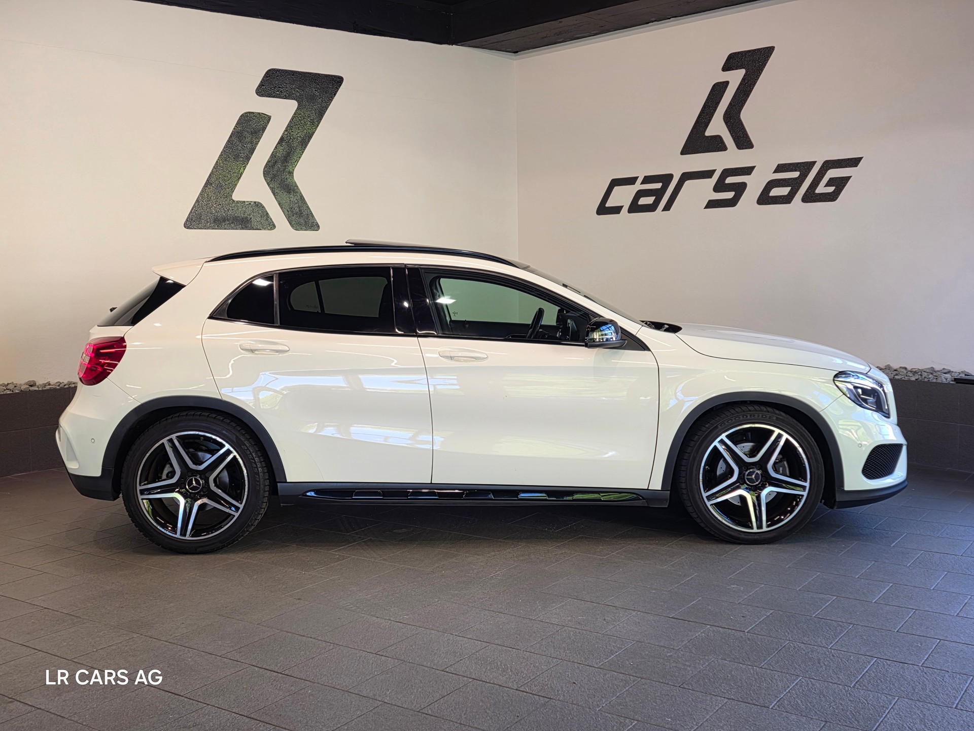 MERCEDES-BENZ GLA 250 AMG Line 7G-DCT-image-2
