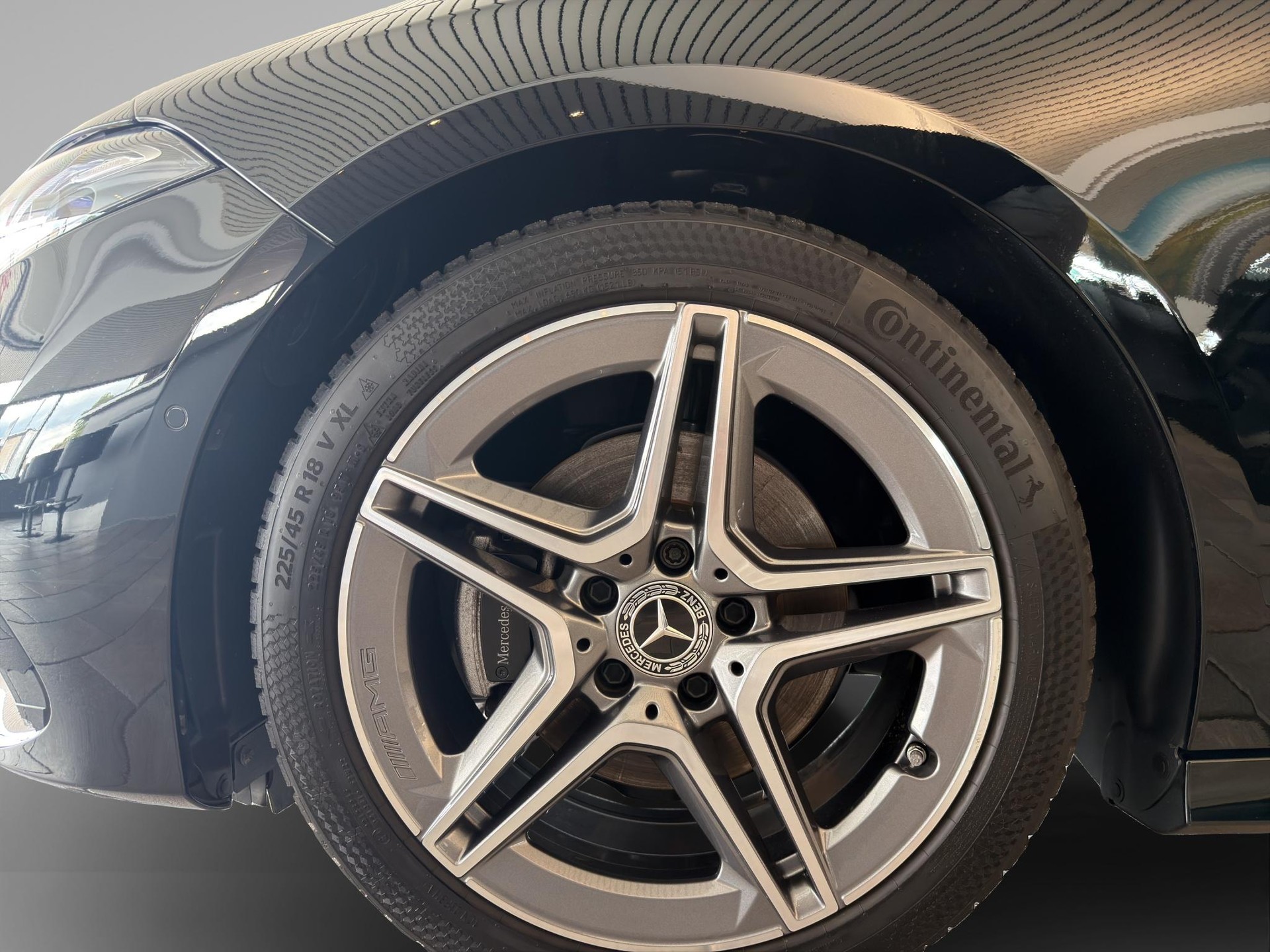 MERCEDES-BENZ A 200 d AMG Line-image-8