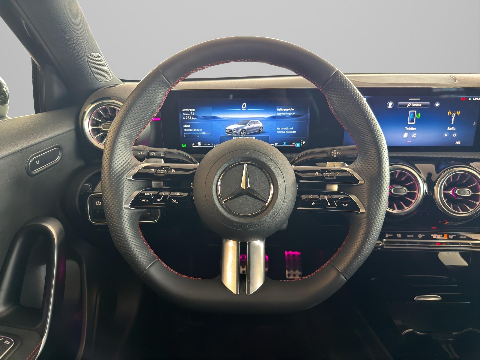 MERCEDES-BENZ A 200 d AMG Line-image-13