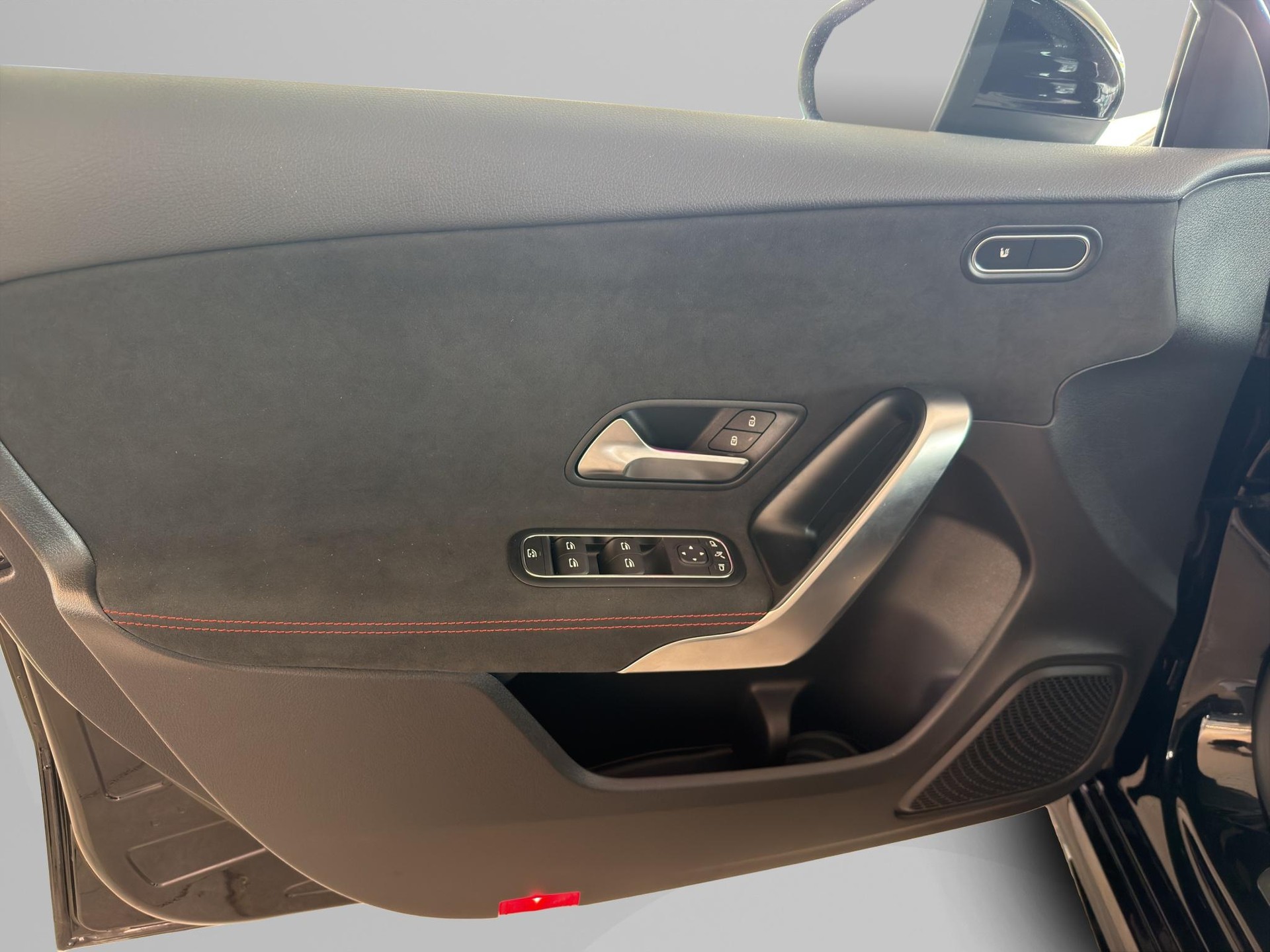 MERCEDES-BENZ A 200 d AMG Line-image-17