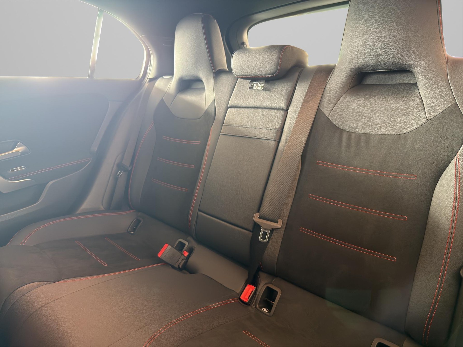 MERCEDES-BENZ A 200 d AMG Line-image-11