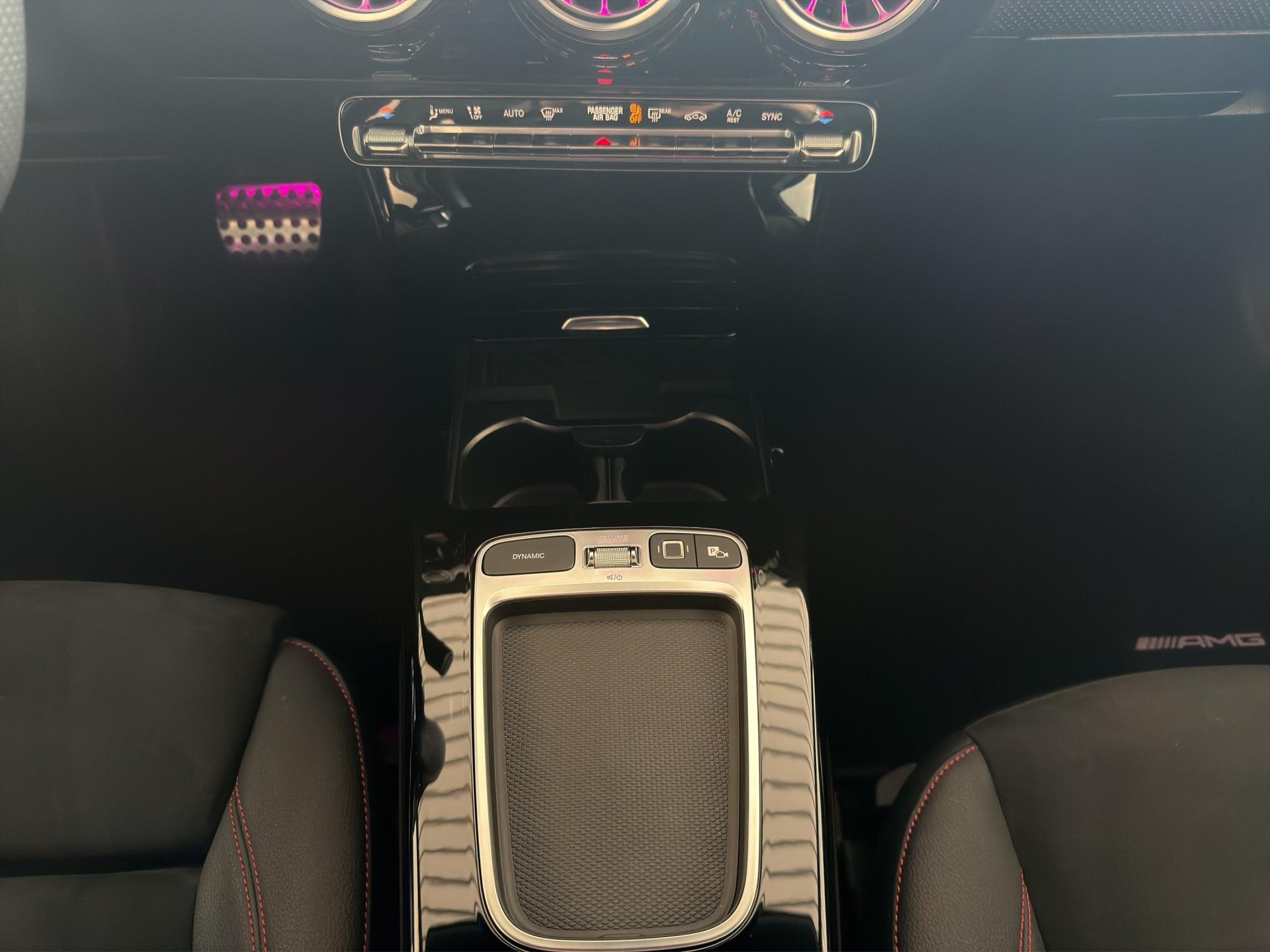 MERCEDES-BENZ A 200 d AMG Line-image-15