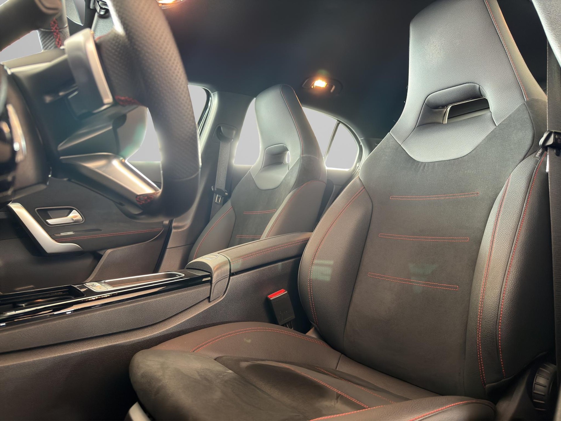 MERCEDES-BENZ A 200 d AMG Line-image-10