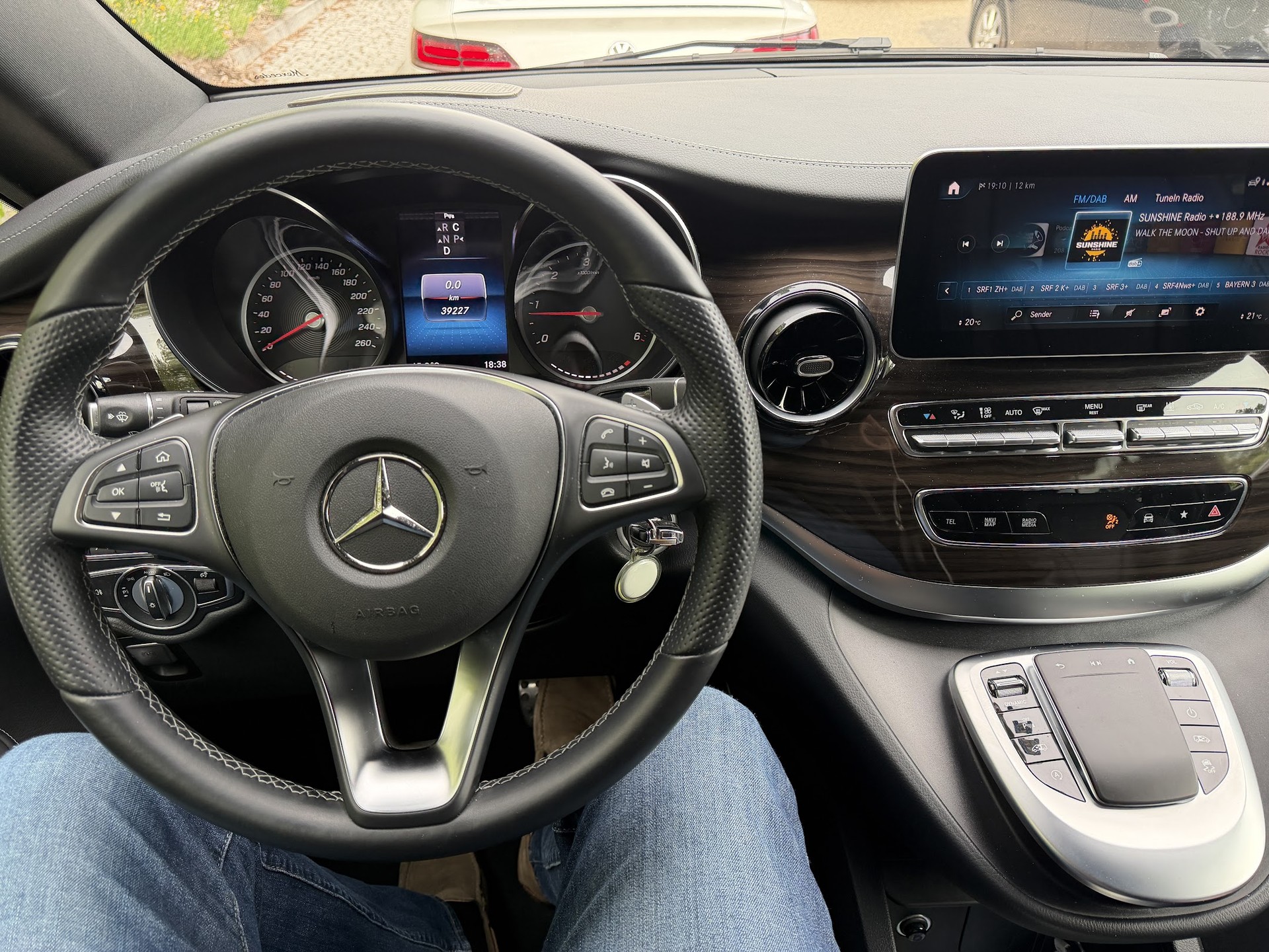 MERCEDES-BENZ V 300 d Swiss Edition LANG-image-2