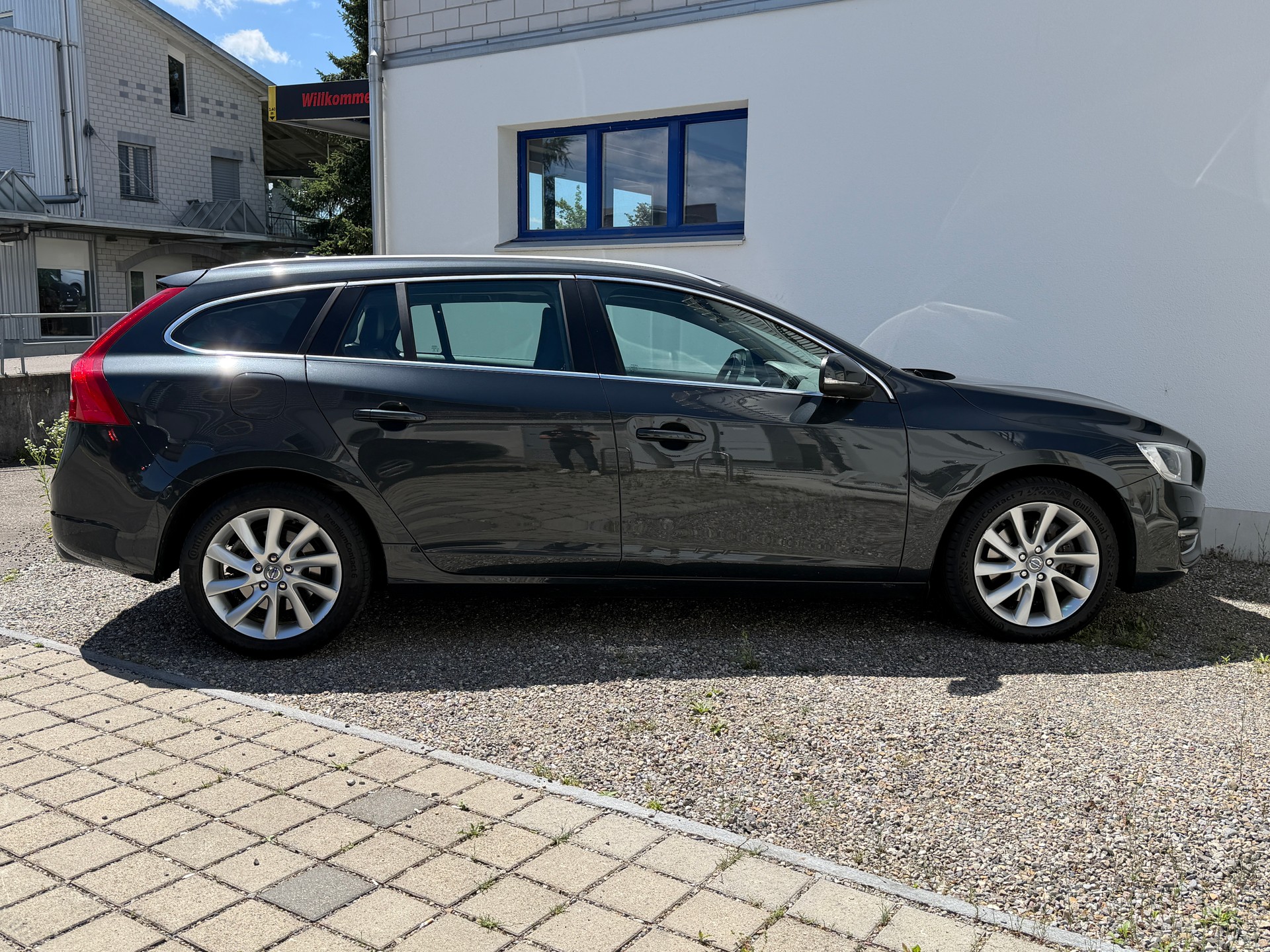 VOLVO V60 2.4 D5 Summum AWD-image-3