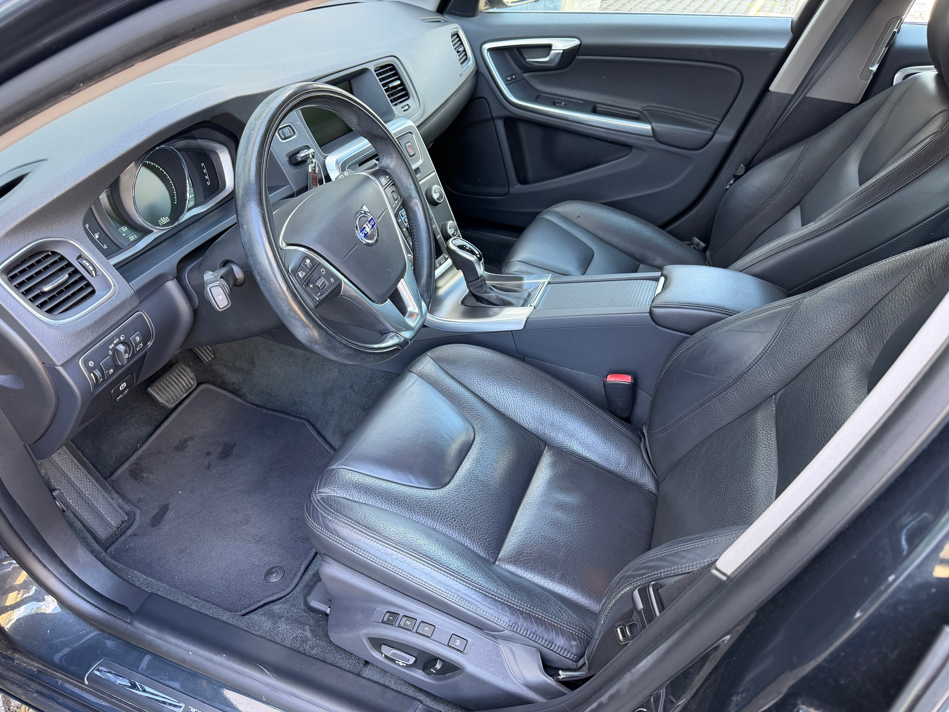 VOLVO V60 2.4 D5 Summum AWD-image-8