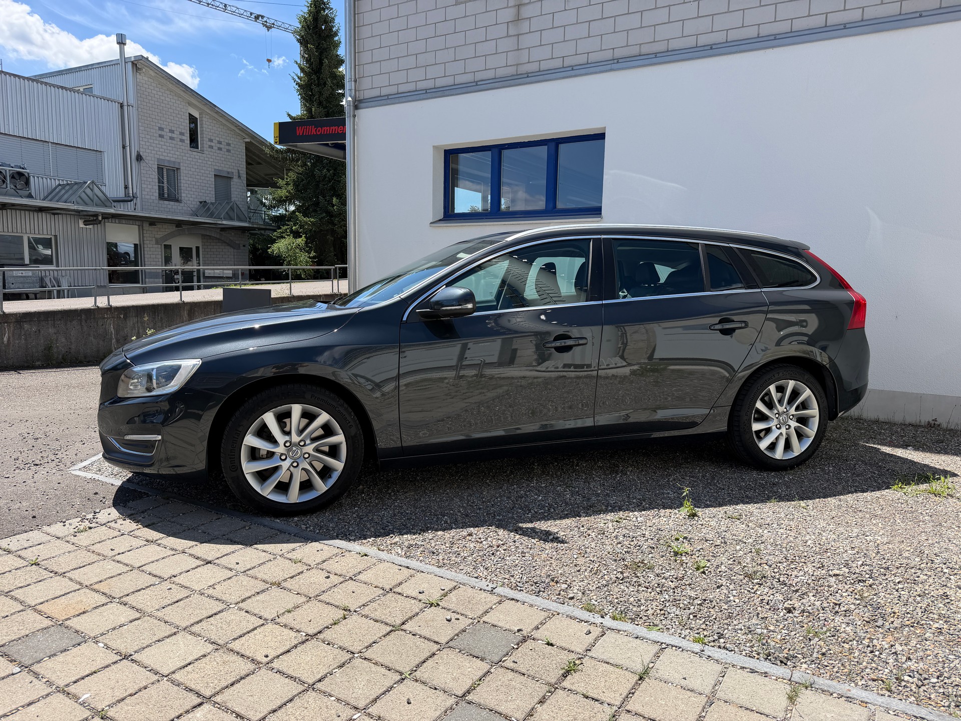 VOLVO V60 2.4 D5 Summum AWD-image-2