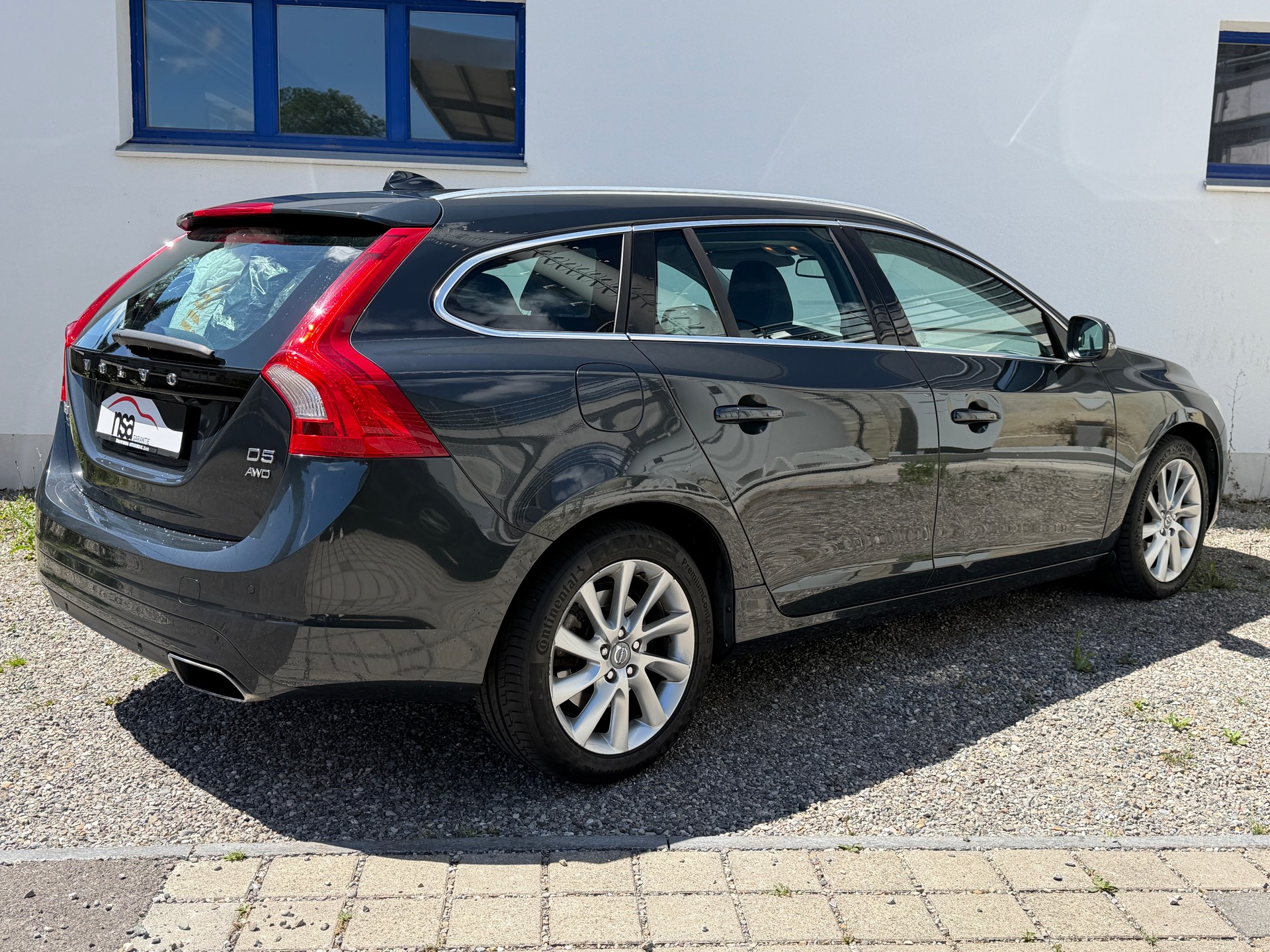 VOLVO V60 2.4 D5 Summum AWD-image-1