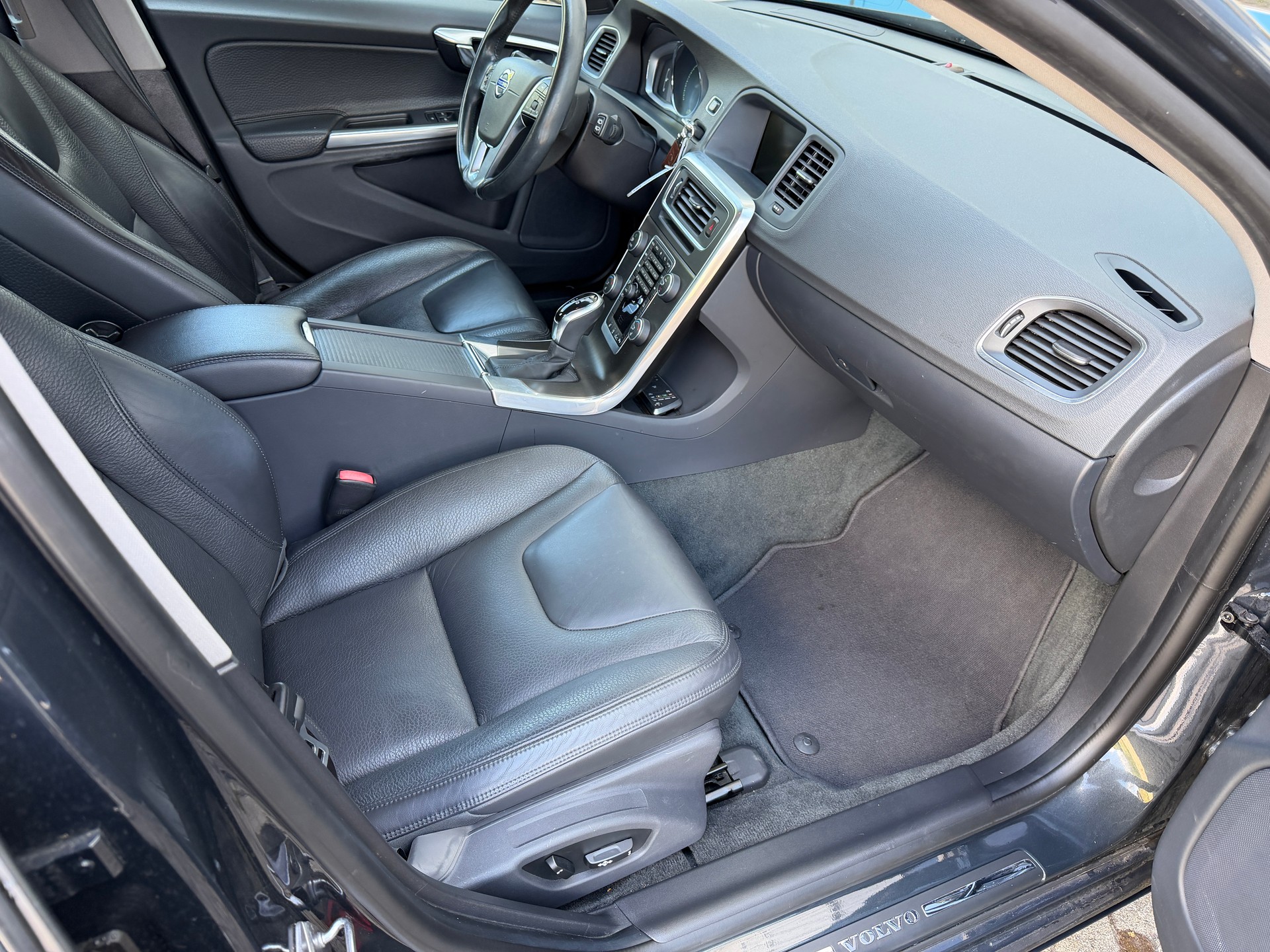 VOLVO V60 2.4 D5 Summum AWD-image-10