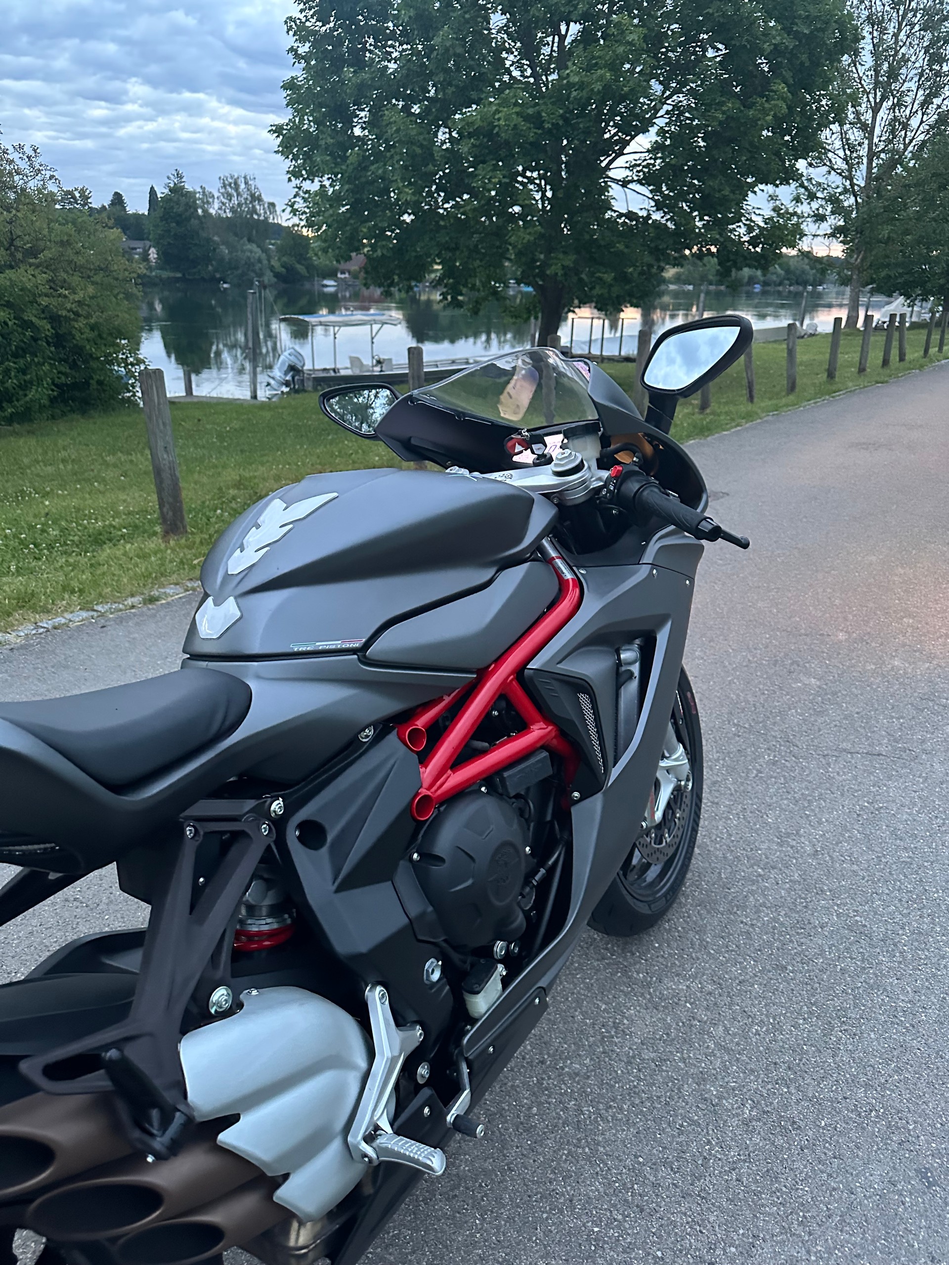 MV AGUSTA F3-Serie-image-1