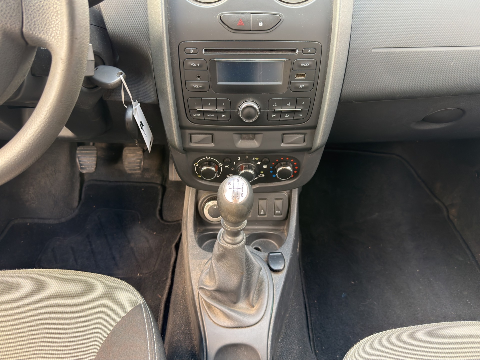 DACIA Duster 1.6 Lauréate 4x4-image-14