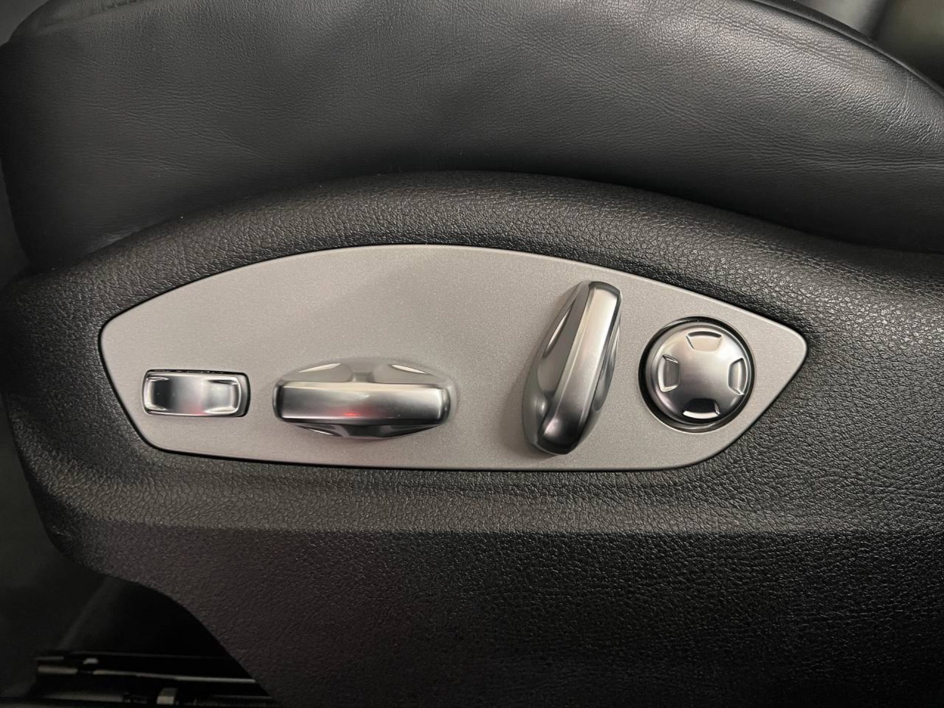 PORSCHE Macan-image-21