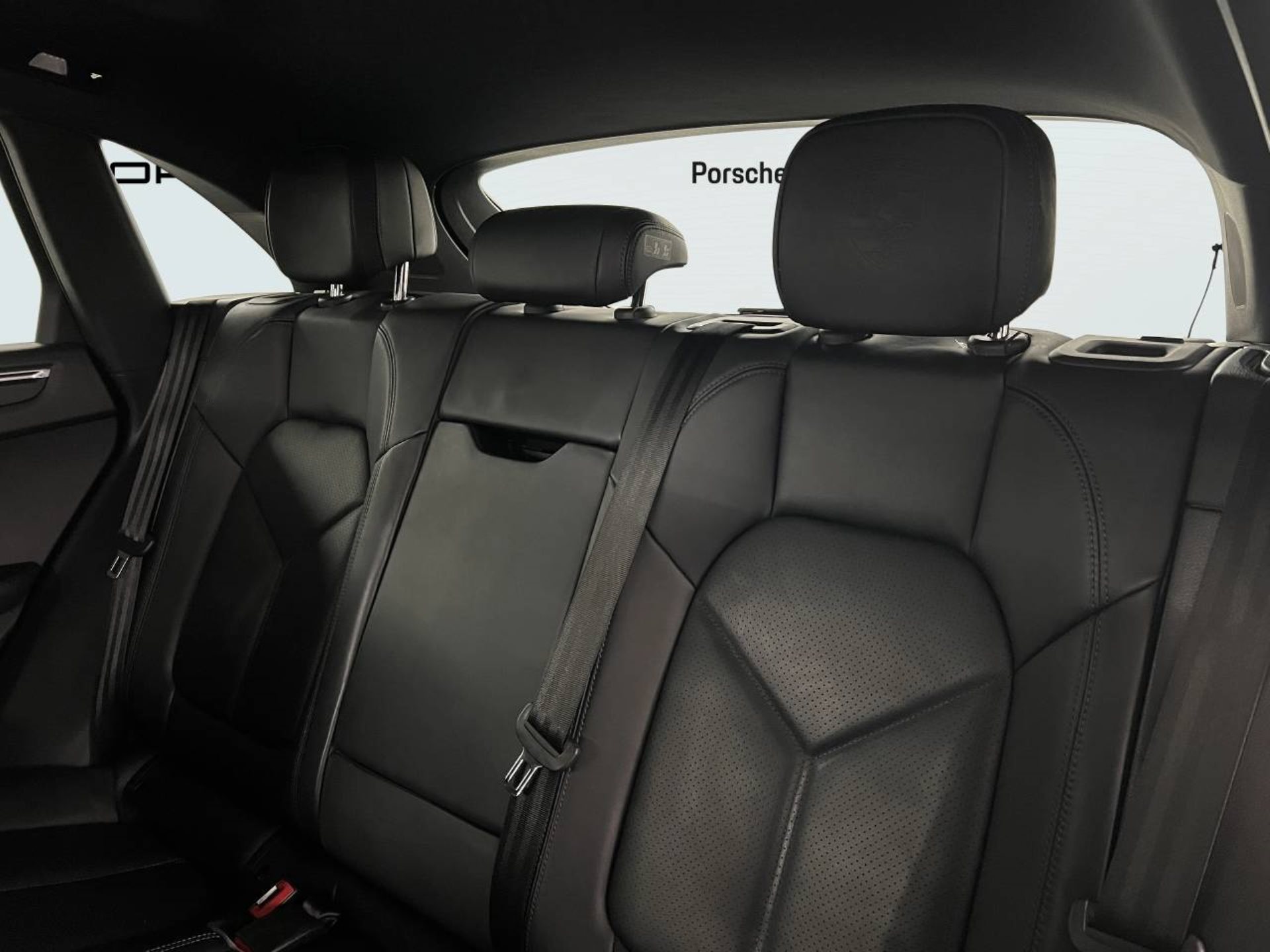 PORSCHE Macan-image-22