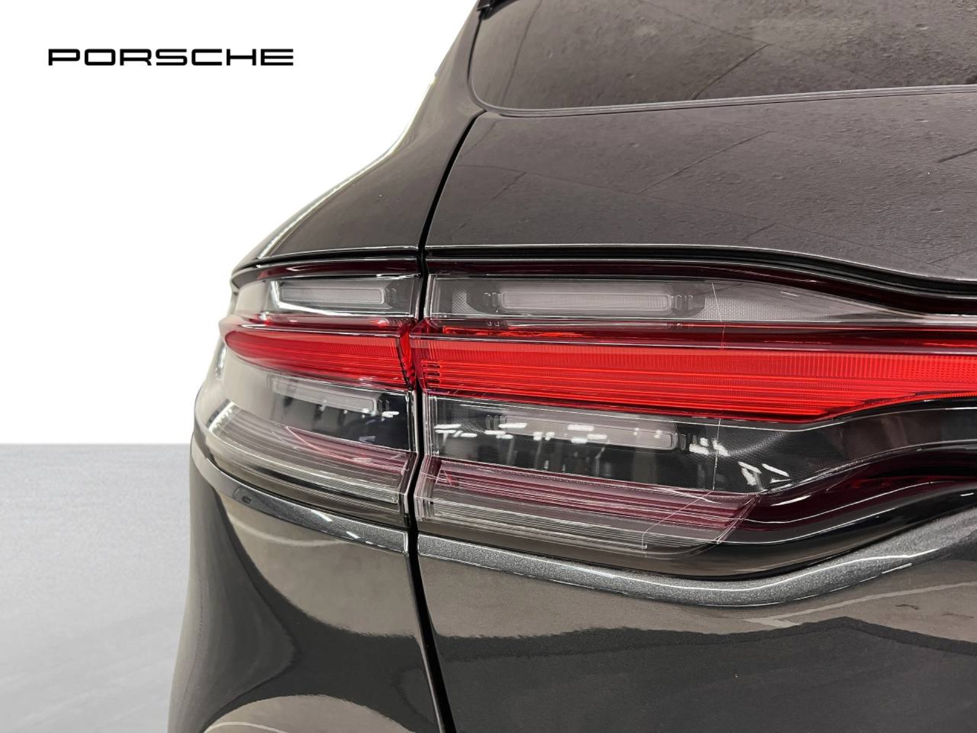 PORSCHE Macan-image-12