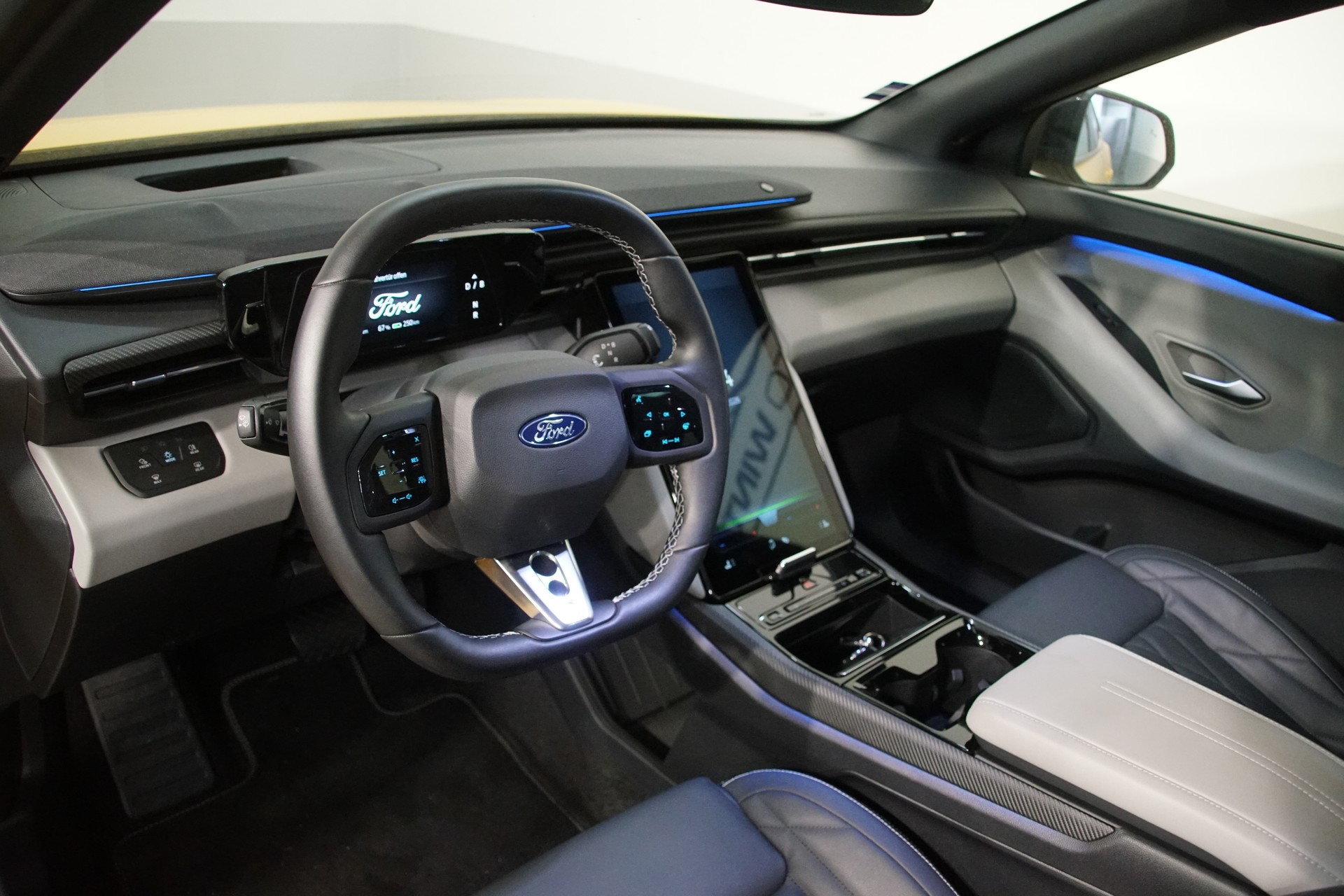 FORD Capri Elektro 79kWh Dual Extended Range +swiss+ Premium AWD-image-13
