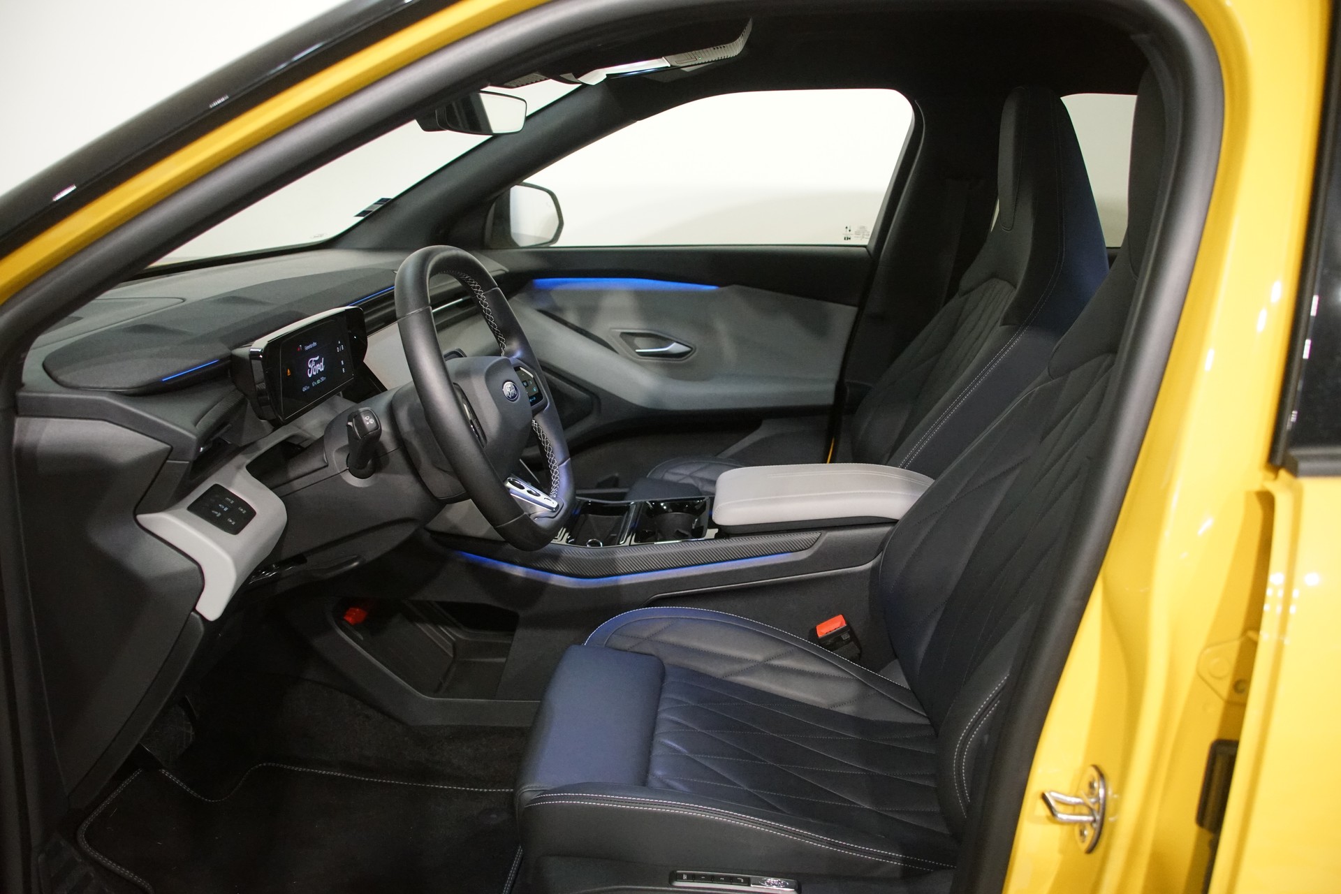 FORD Capri Elektro 79kWh Dual Extended Range +swiss+ Premium AWD-image-11