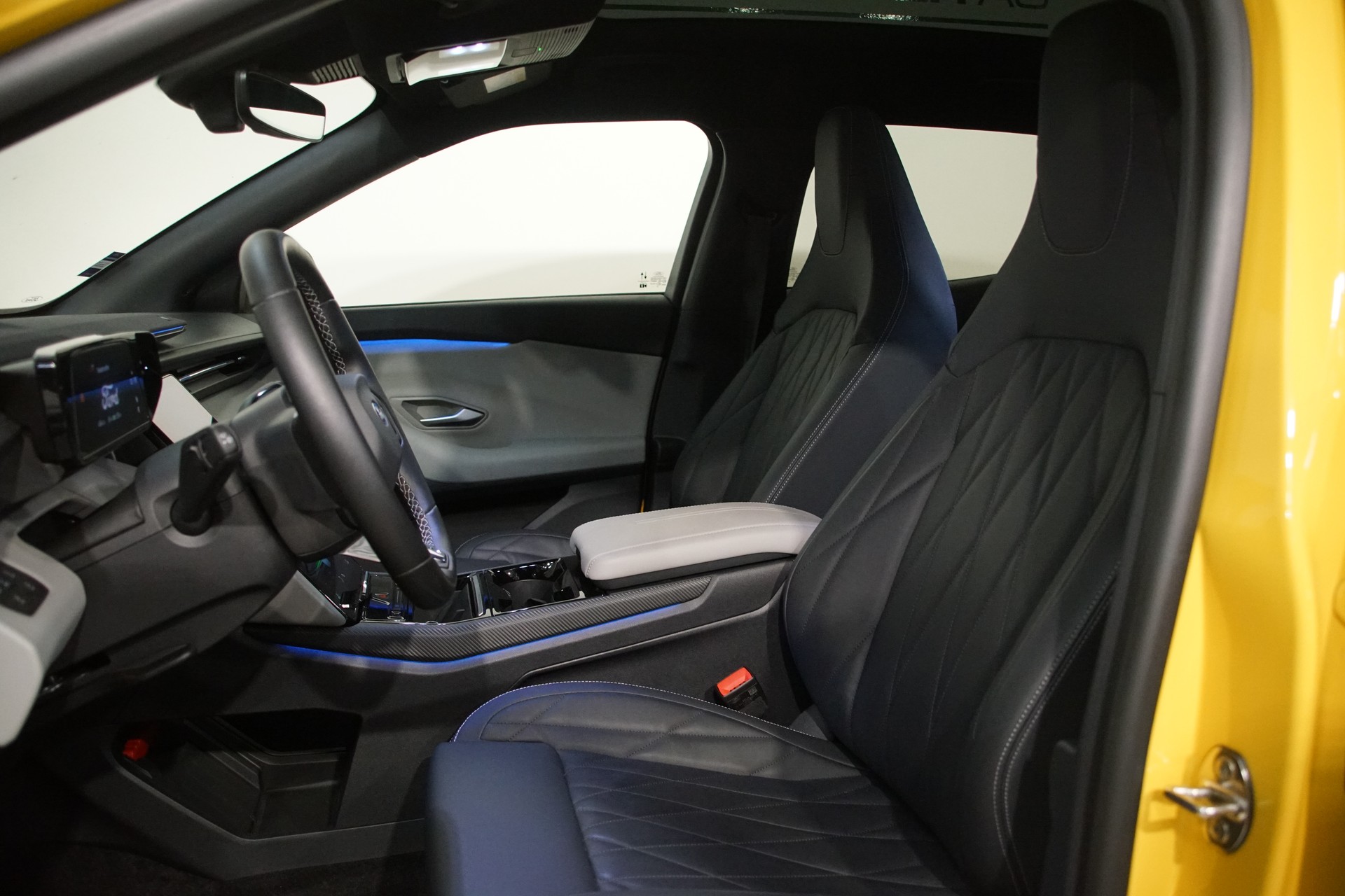 FORD Capri Elektro 79kWh Dual Extended Range +swiss+ Premium AWD-image-12