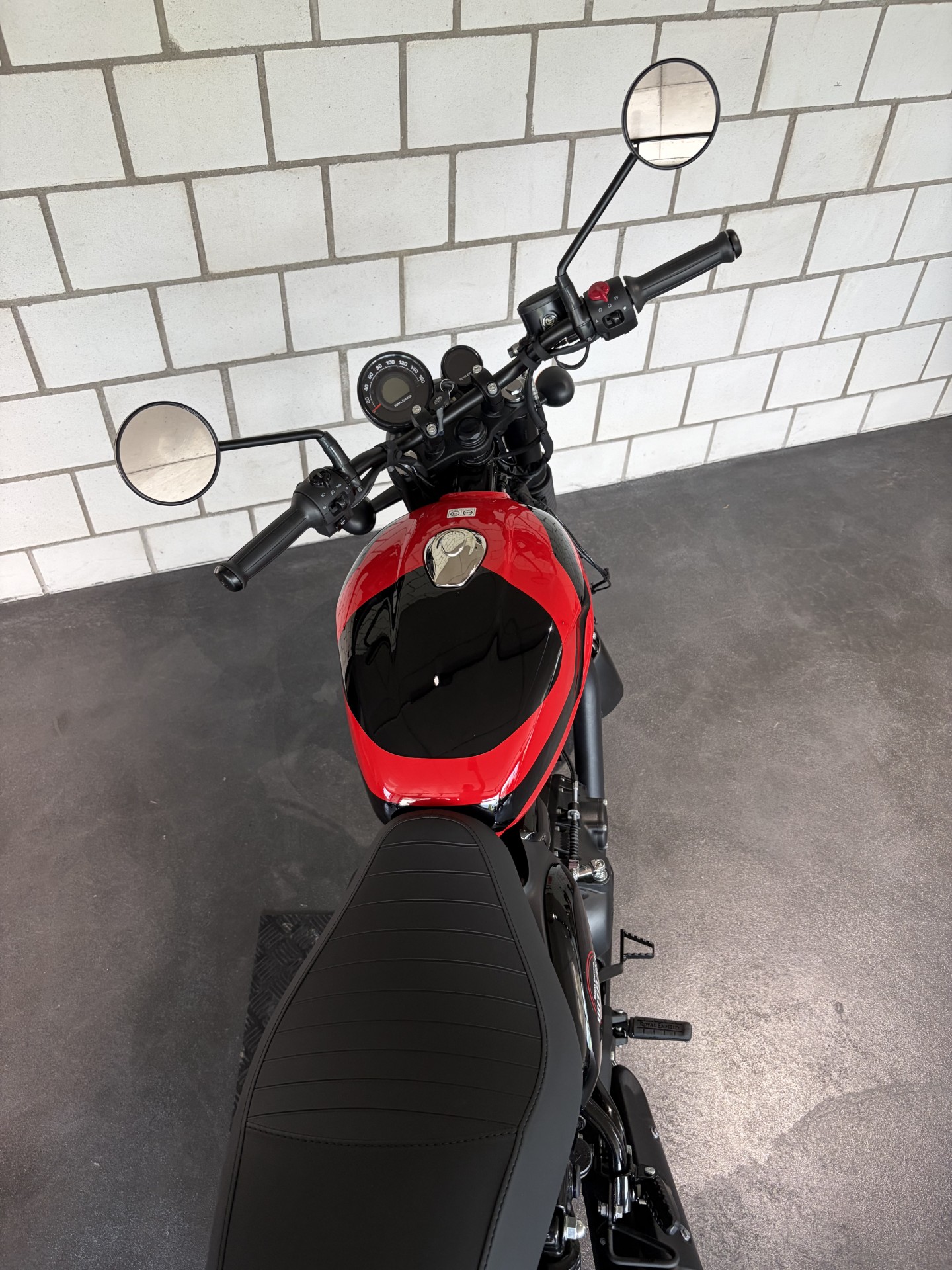 ROYAL ENFIELD Hntr 350 Rebel-showroom-element-3