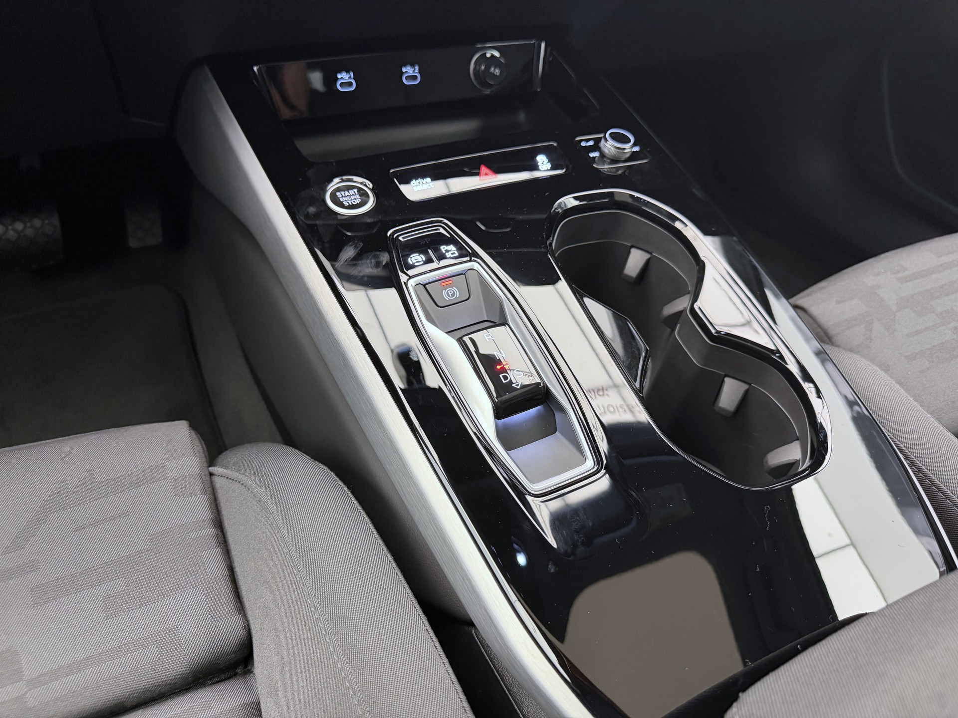 AUDI A6 Avant TDI quattro 150 kW S tronic-image-12