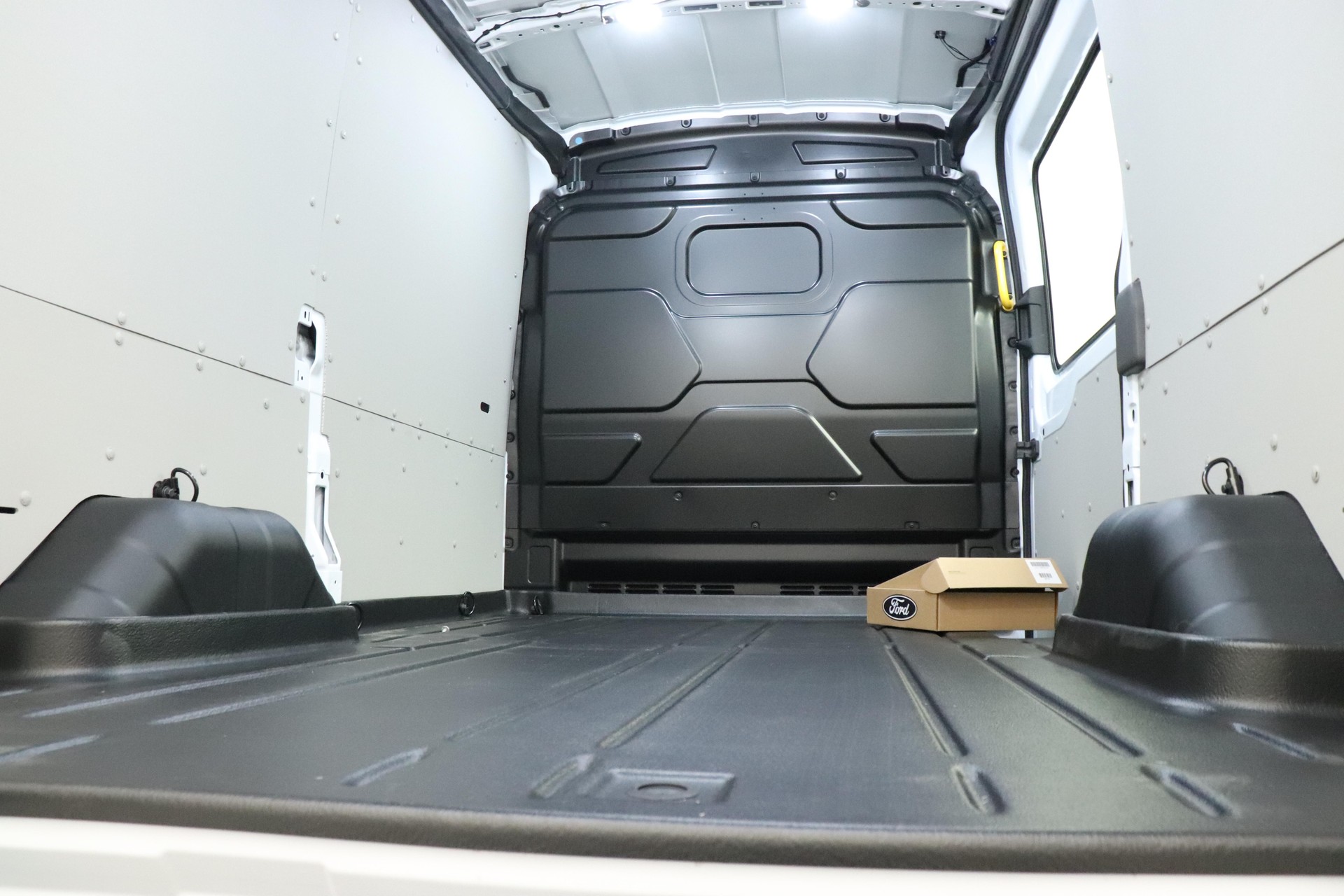 FORD E-Transit Van 350 L2H2 68kWh Trend-image-9