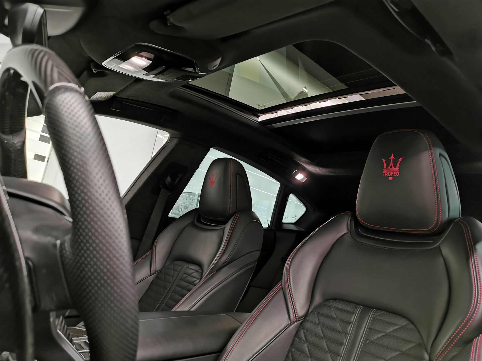 MASERATI Levante 3.8 V8 Trofeo Q4 Automatica FACELIFT NEUES NAVI ETC. CARBON 22" RÄDER 1. HD. CH-AUTO TRAUM PANO-image-8