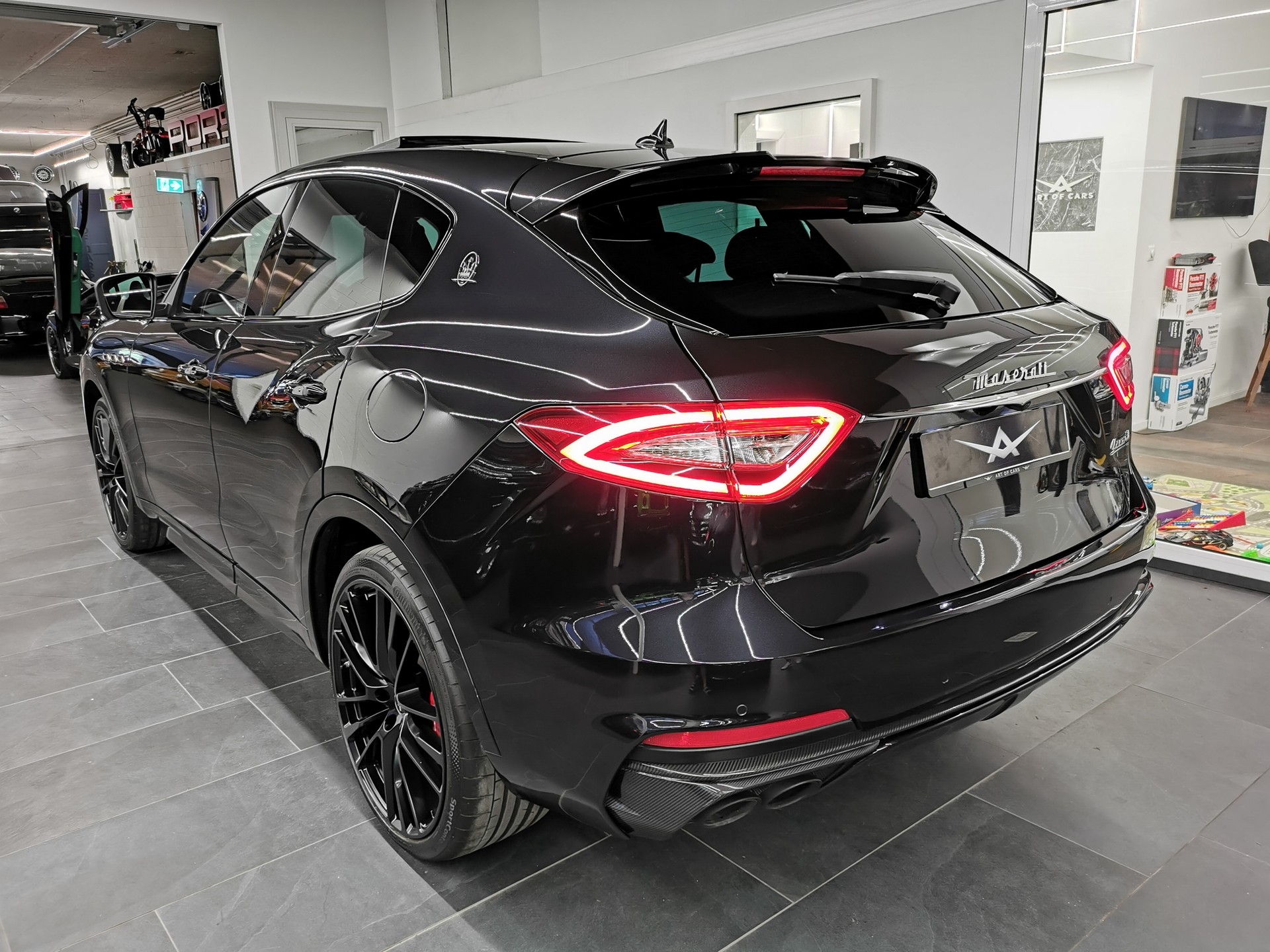 MASERATI Levante 3.8 V8 Trofeo Q4 Automatica FACELIFT NEUES NAVI ETC. CARBON 22" RÄDER 1. HD. CH-AUTO TRAUM PANO-image-13