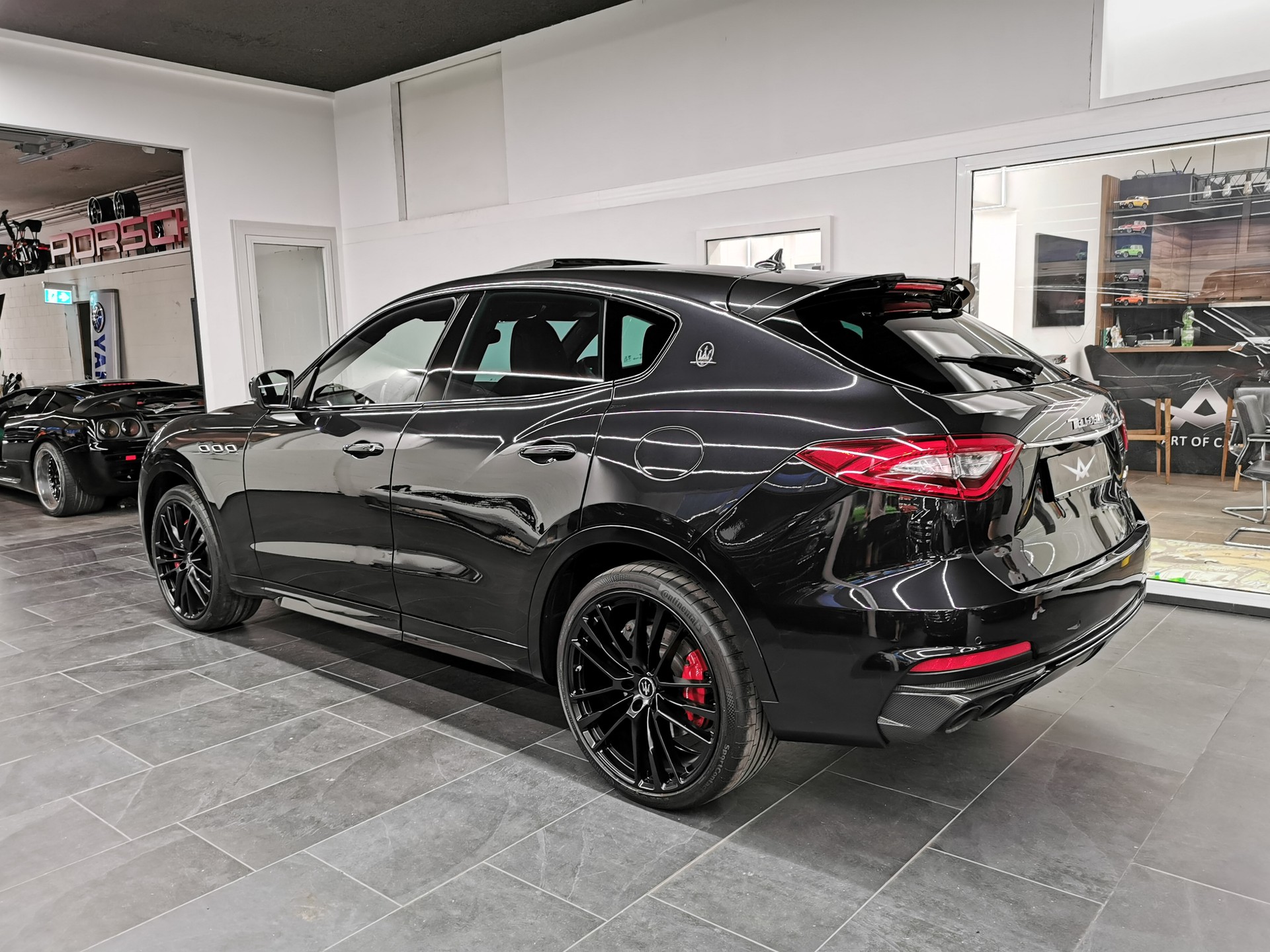 MASERATI Levante 3.8 V8 Trofeo Q4 Automatica FACELIFT NEUES NAVI ETC. CARBON 22" RÄDER 1. HD. CH-AUTO TRAUM PANO-image-4