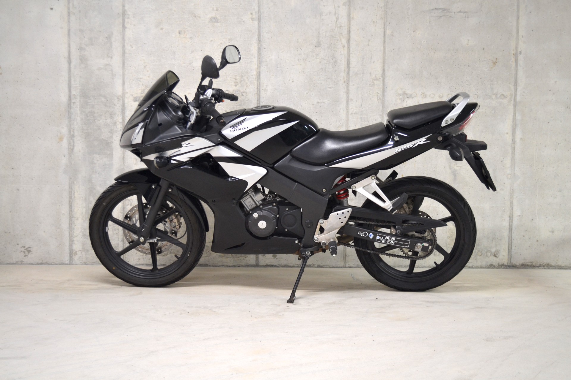 HONDA CBR 125 R-showroom-element-2