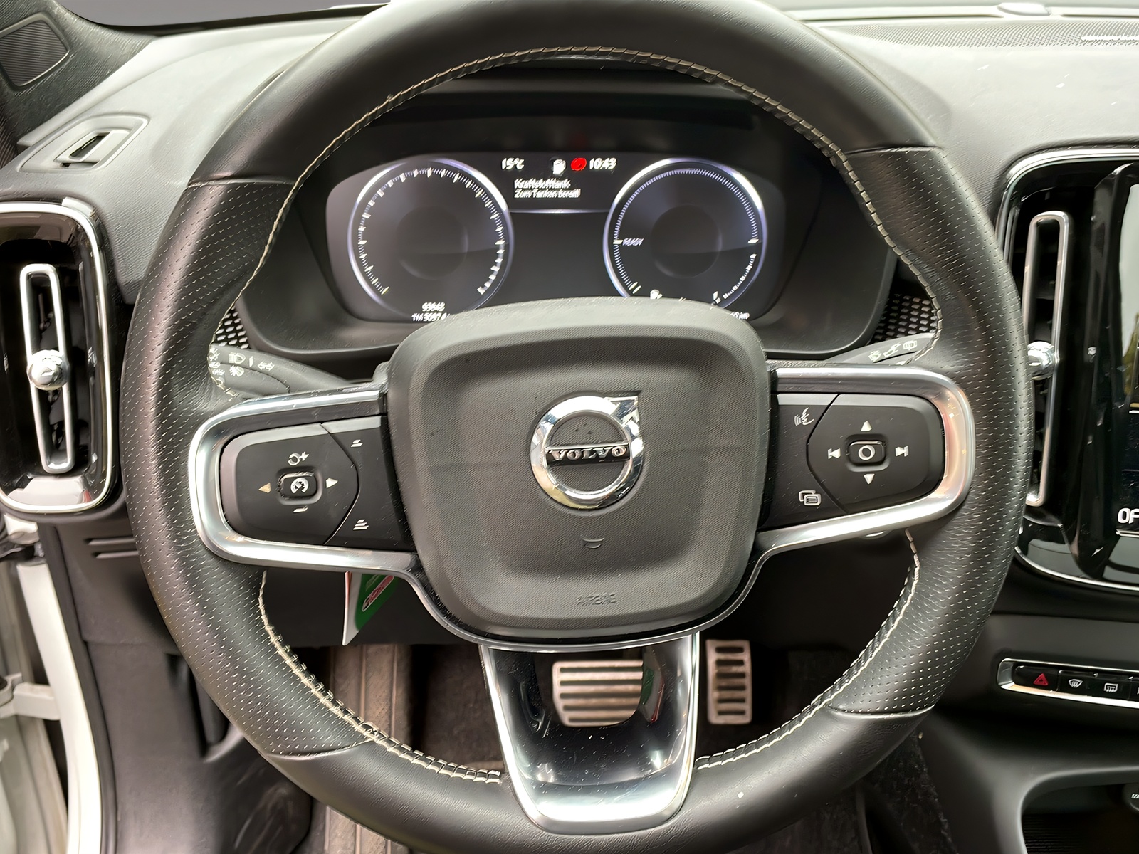 VOLVO XC40 1.5 T5 PiH R-Design-image-11